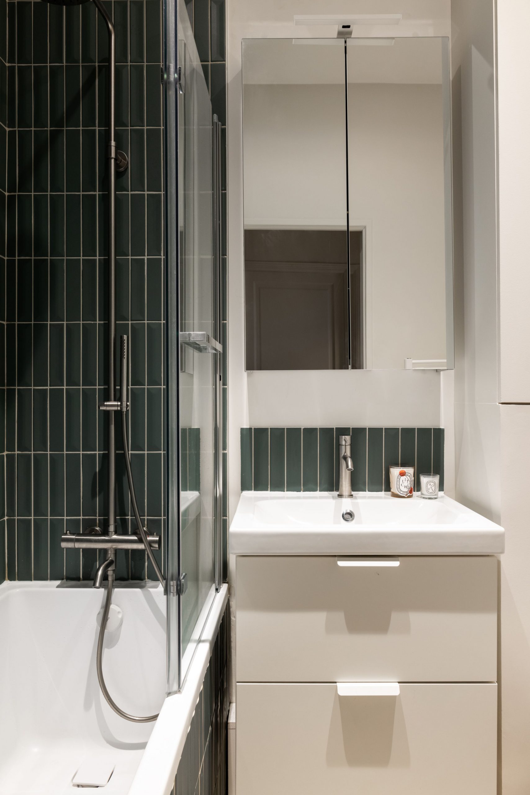 salle de bain blanche et verte photo ©Agathe Tissier salle de bain blanche et verte photo ©Agathe Tissier