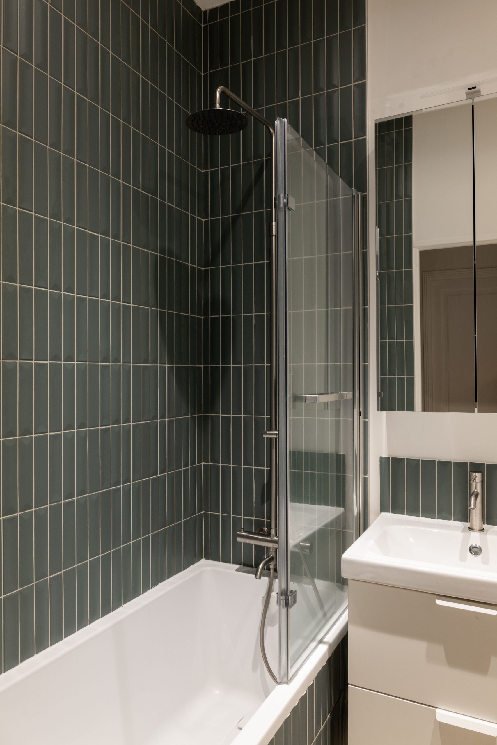 salle de bain blanche et verte photo ©Agathe Tissier salle de bain blanche et verte photo ©Agathe Tissier