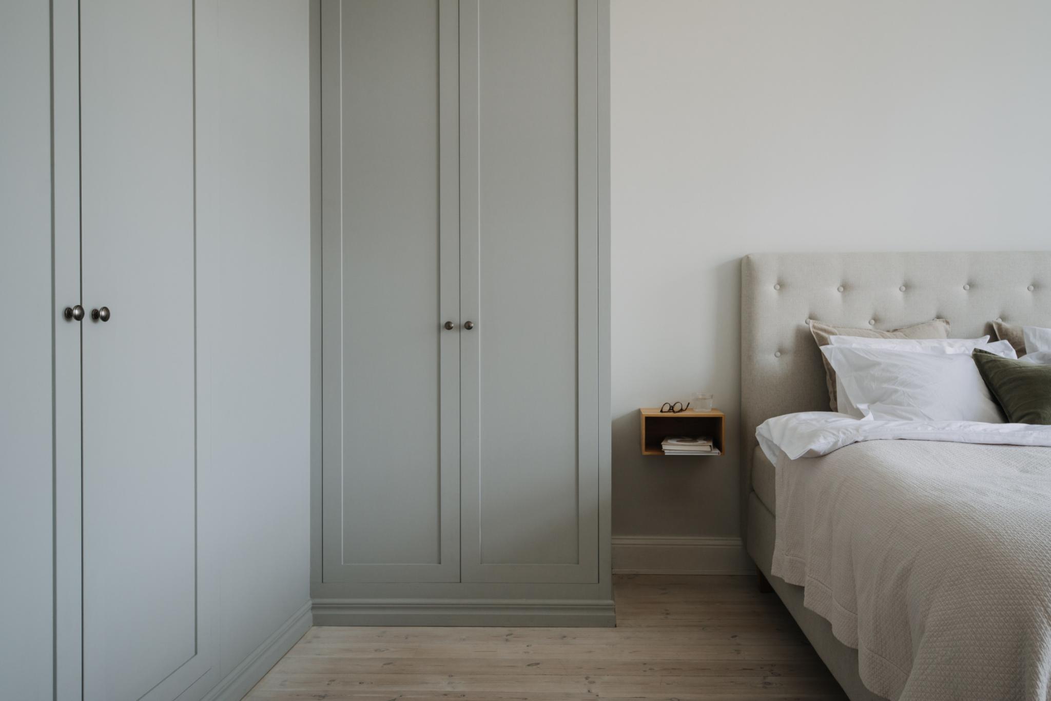 chambre avec placards appartement 64m2 décoration grise