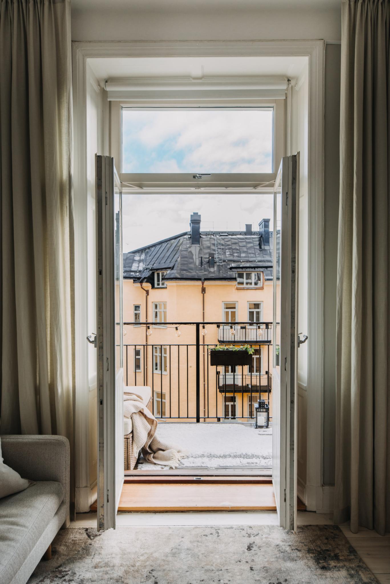salon avec balcon