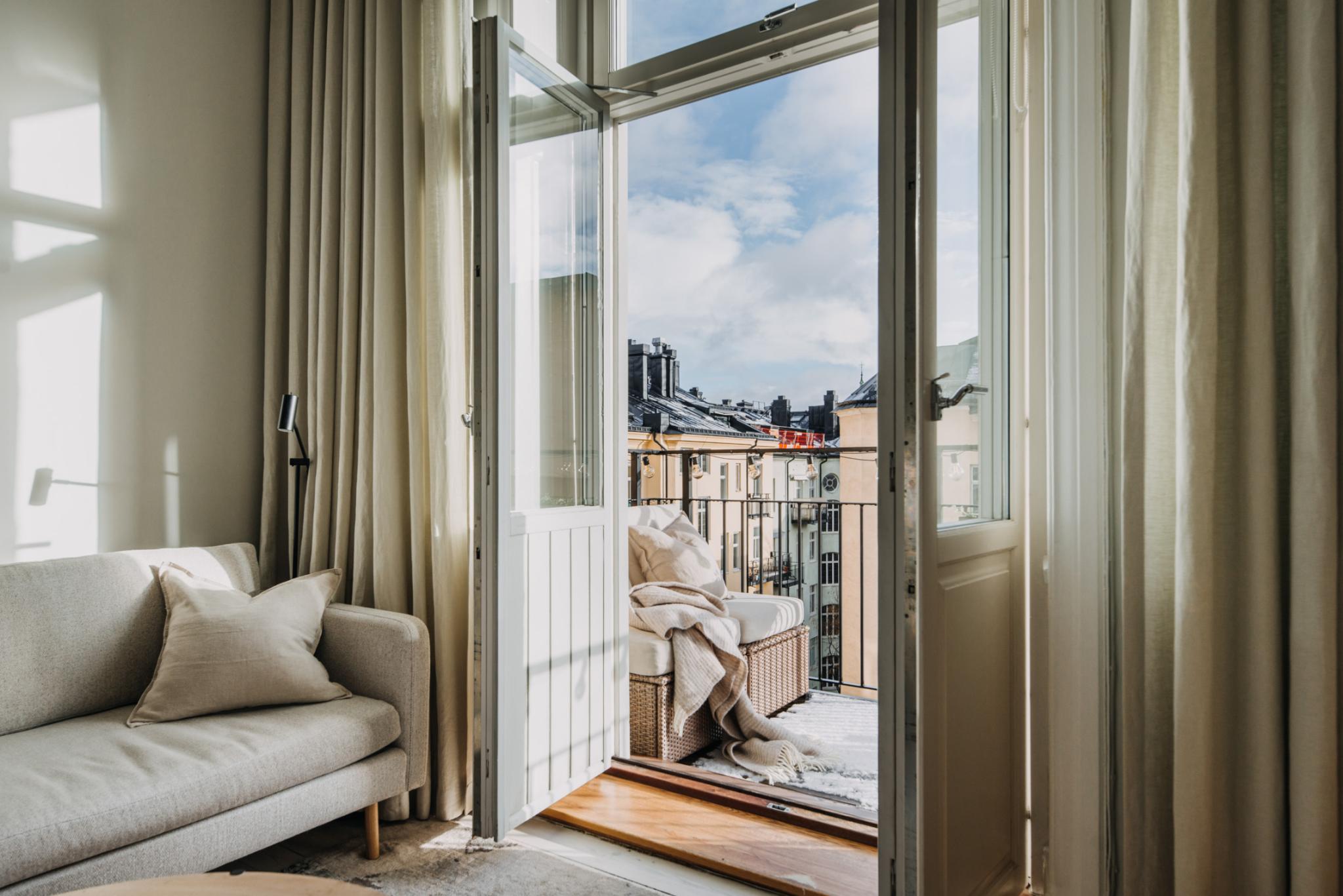 salon avec balcon