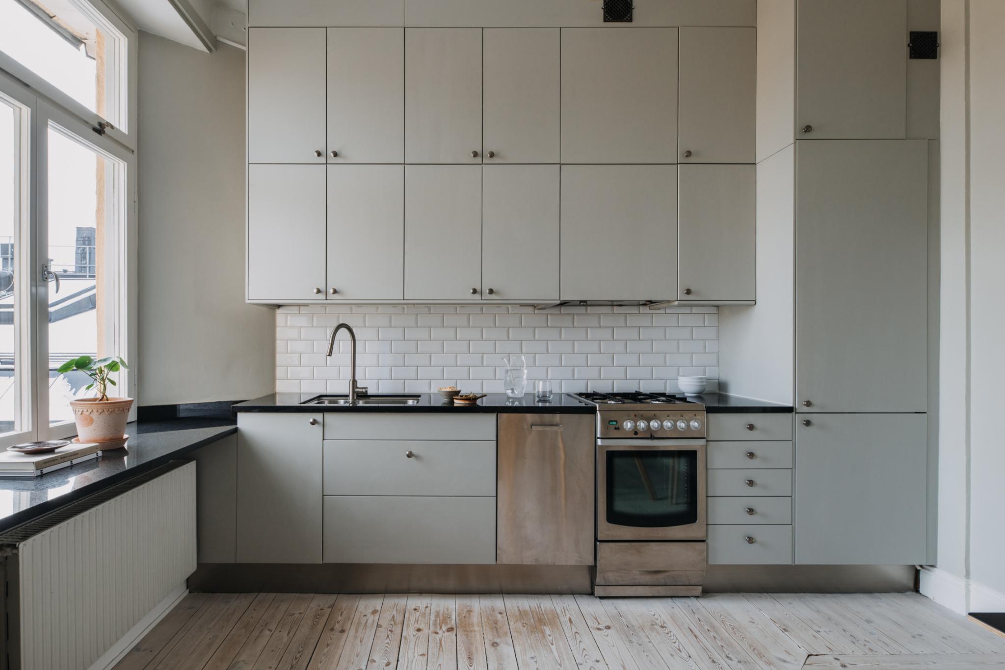cuisine design appartement 64m2 décoration grise