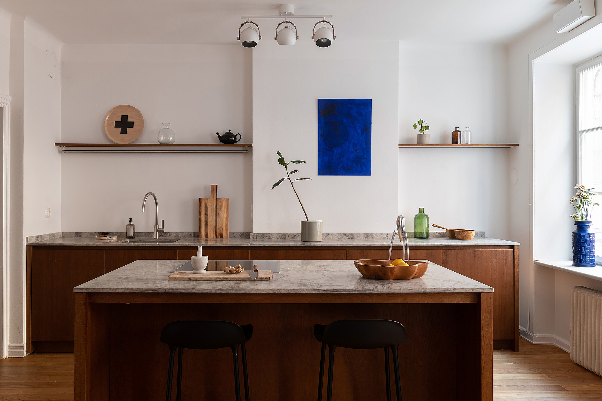 cuisine bois et marbre avec îlot décoration contemporaine