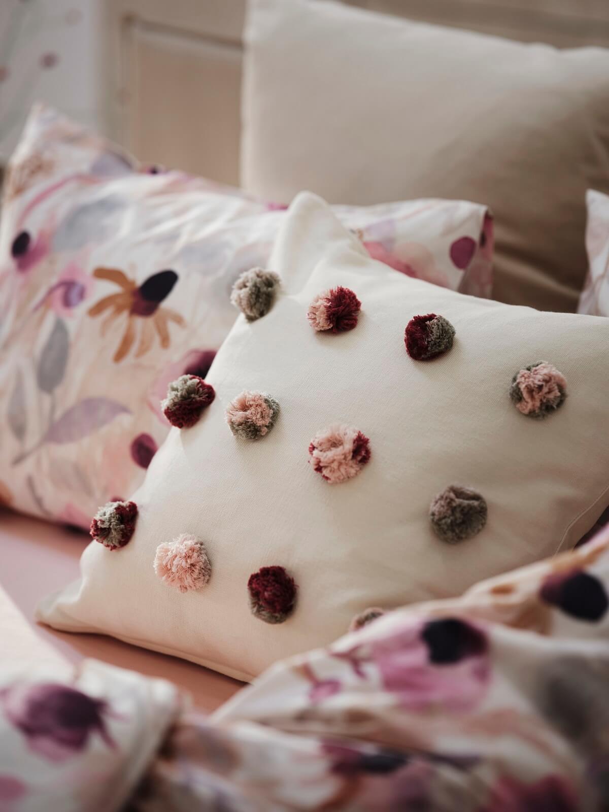 coussin à pompons IKEA 2023 coussin à pompons IKEA 2023