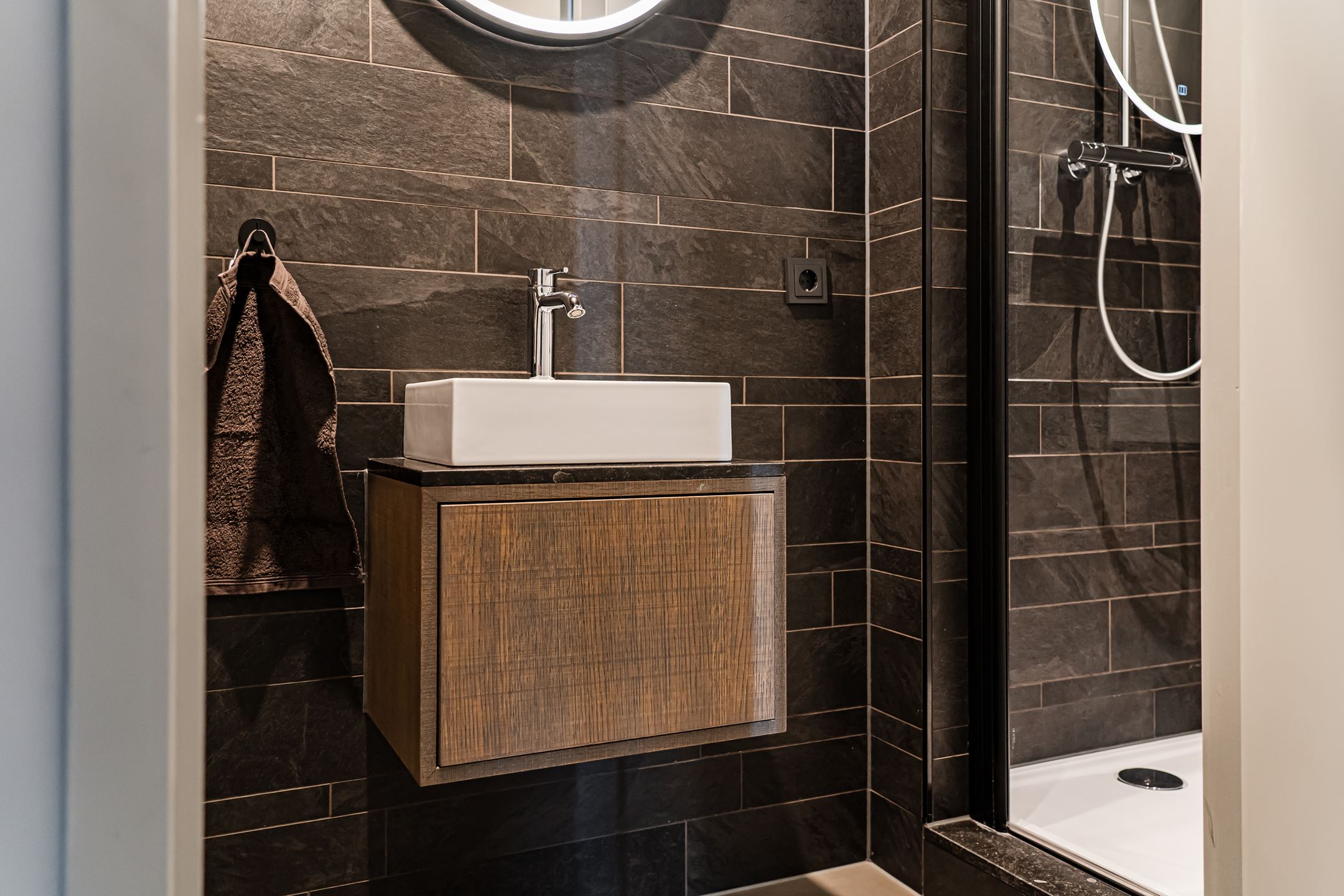 salle de bain noire et bois salle de bain noire et bois