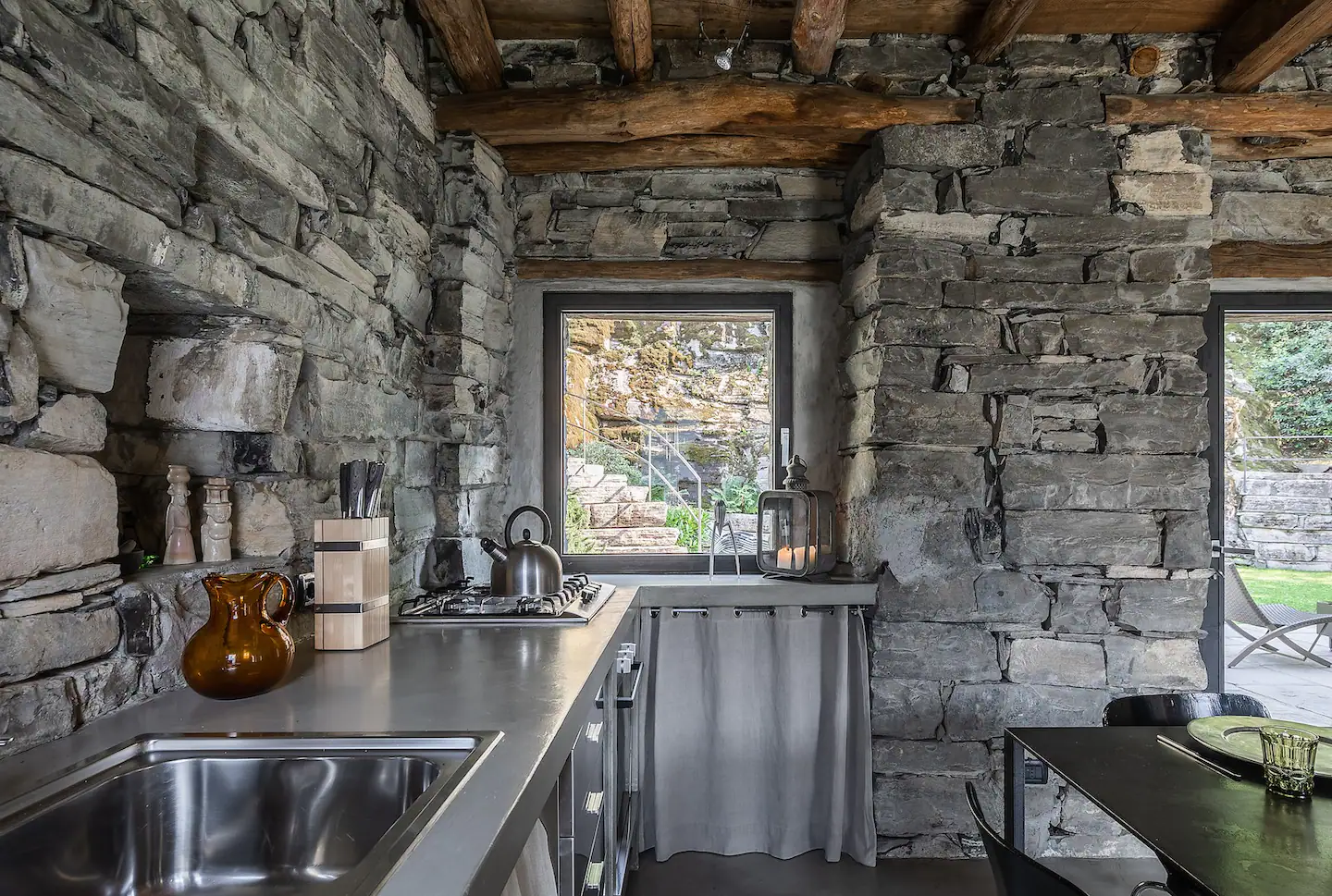 cuisine murs en pierres grises
