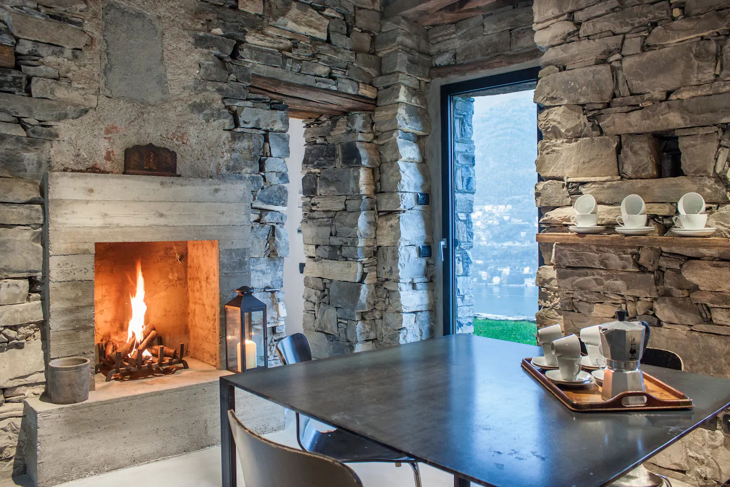 salle à manger murs en pierres grises et cheminée