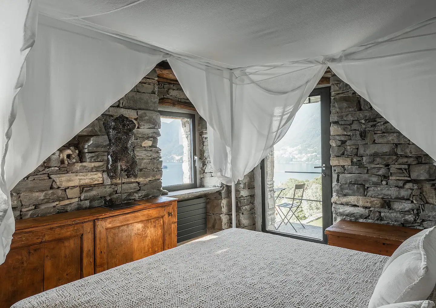 chambre avec lit à baldaquin