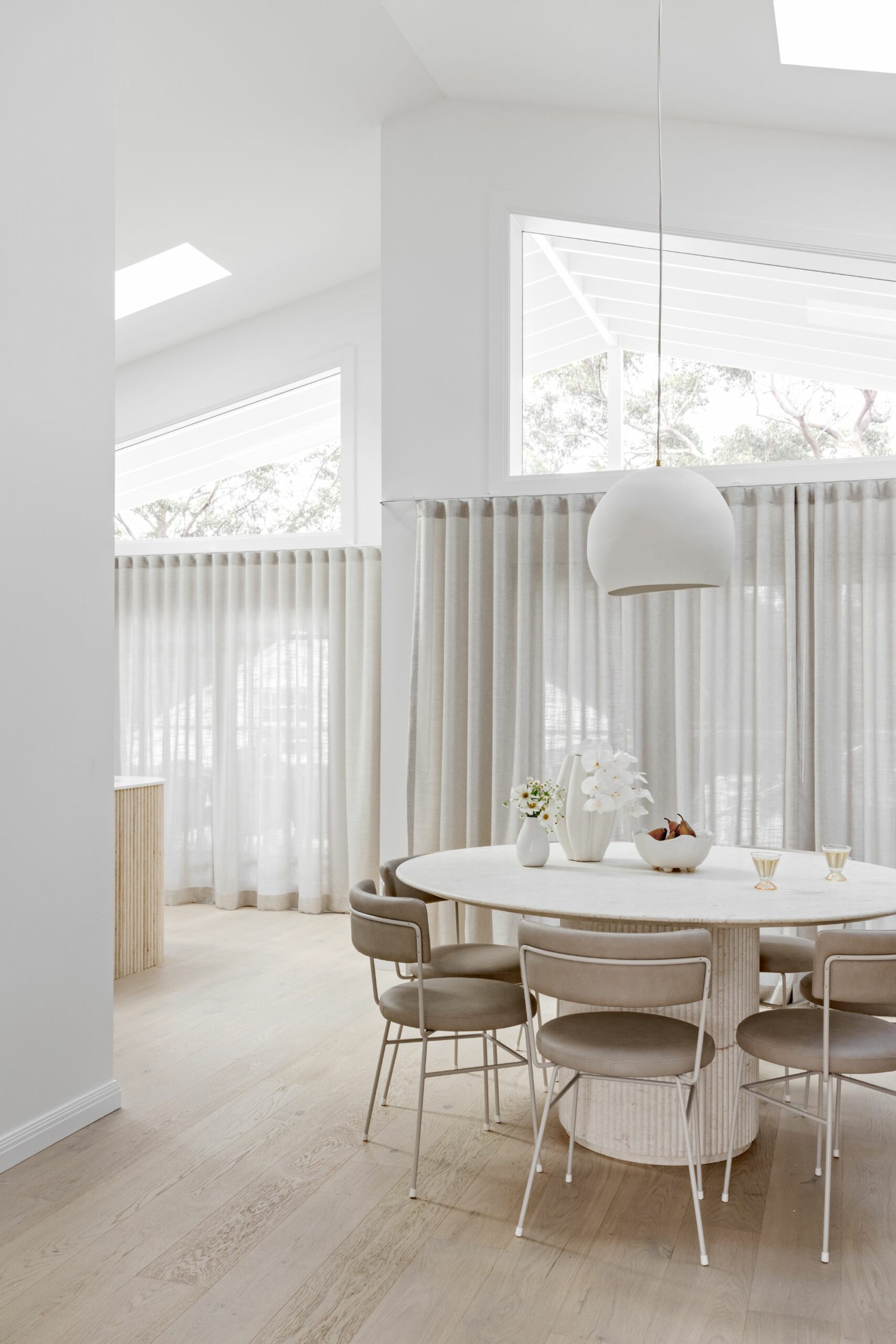 salle à manger beige et blanche décoration design salle à manger beige et blanche décoration design