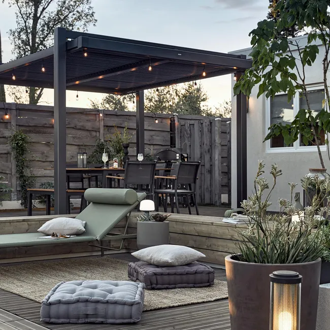 terrasse noire et verte avec pergola