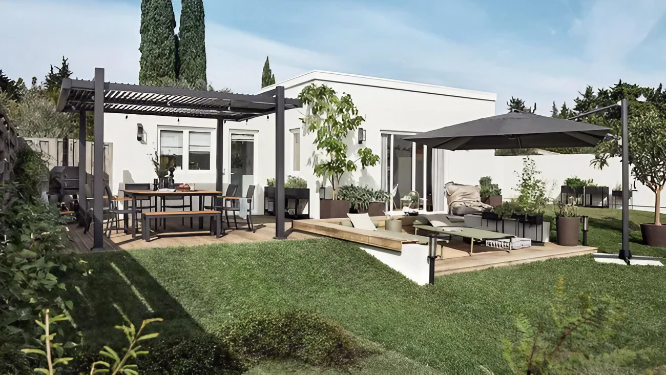 terrasse noire et verte avec pergola