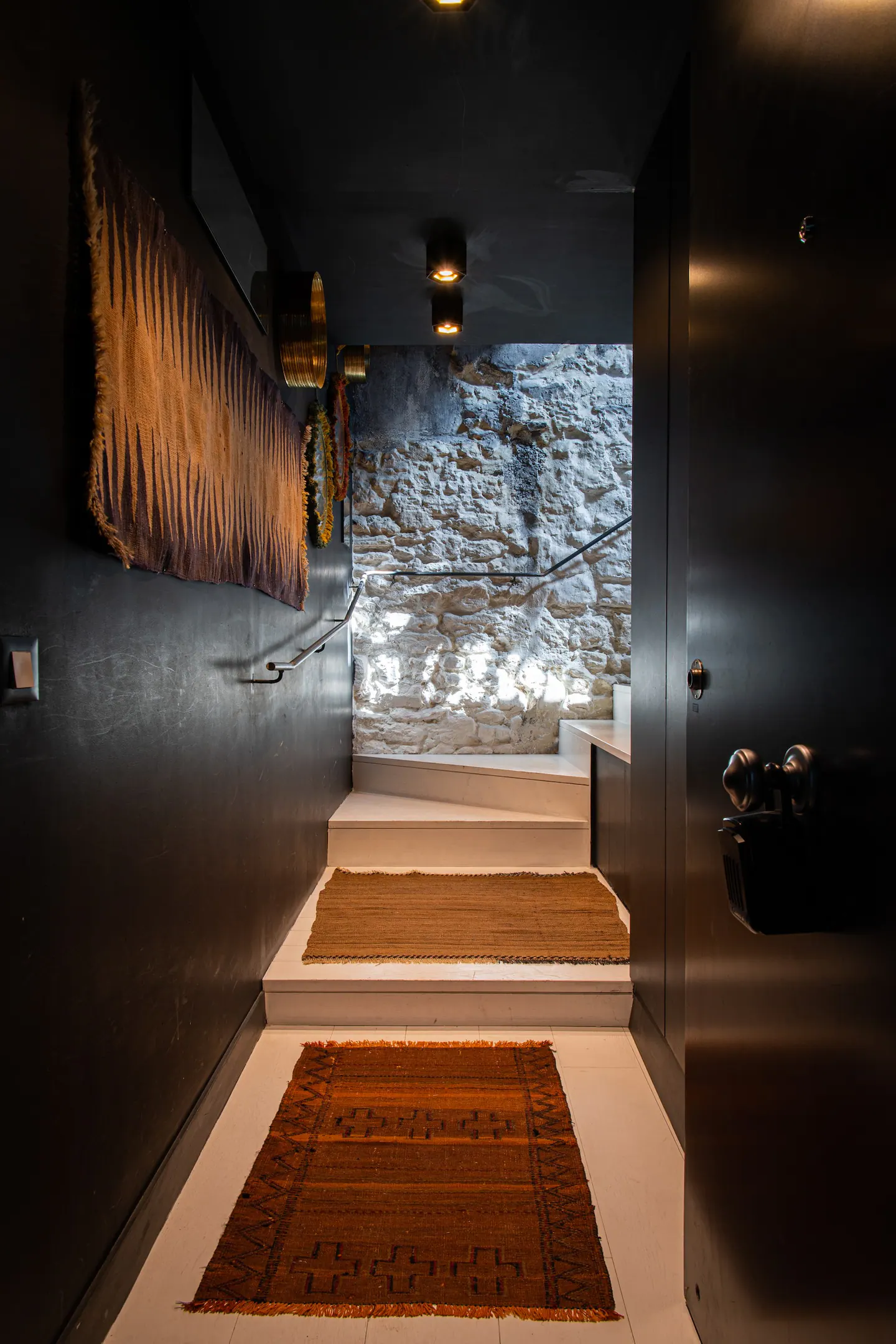 entrée mur noir loft 75m2 Paris entrée mur noir loft 75m2 Paris