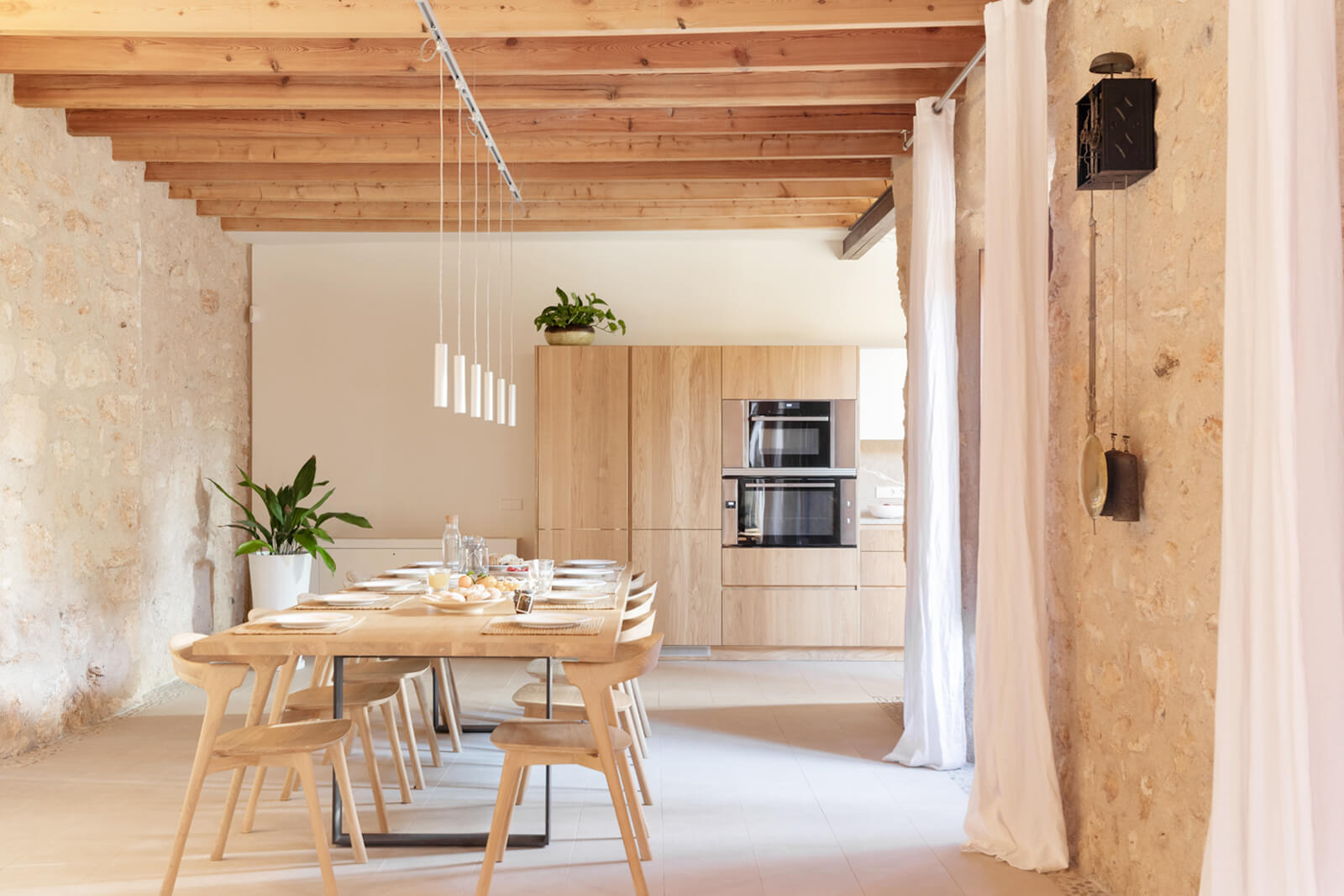 cuisine design avec poutres maison en pierre cuisine design avec poutres maison en pierre