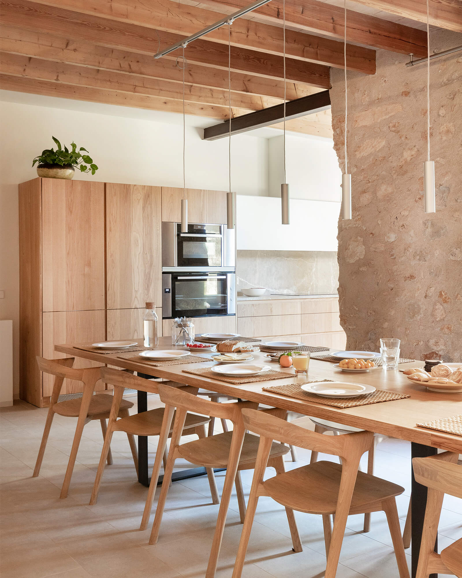 cuisine bois design avec poutres maison en pierre cuisine bois design avec poutres maison en pierre
