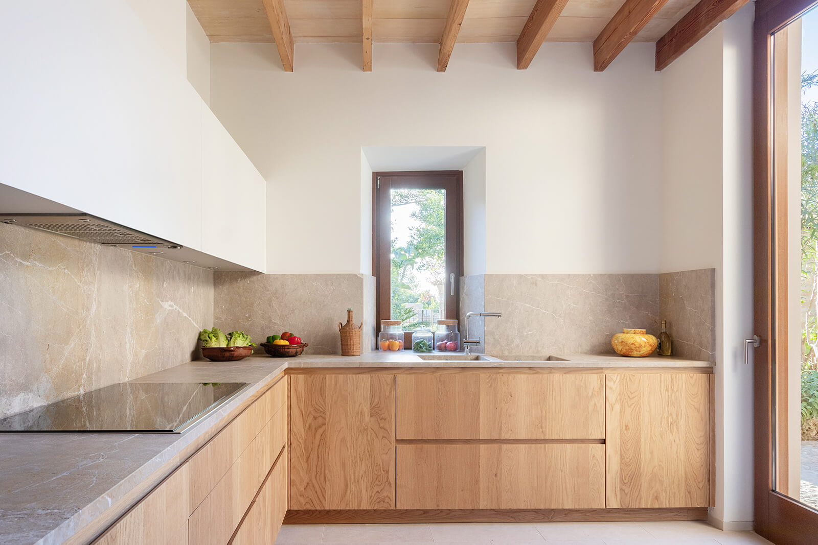 cuisine bois design avec poutres cuisine bois design avec poutres