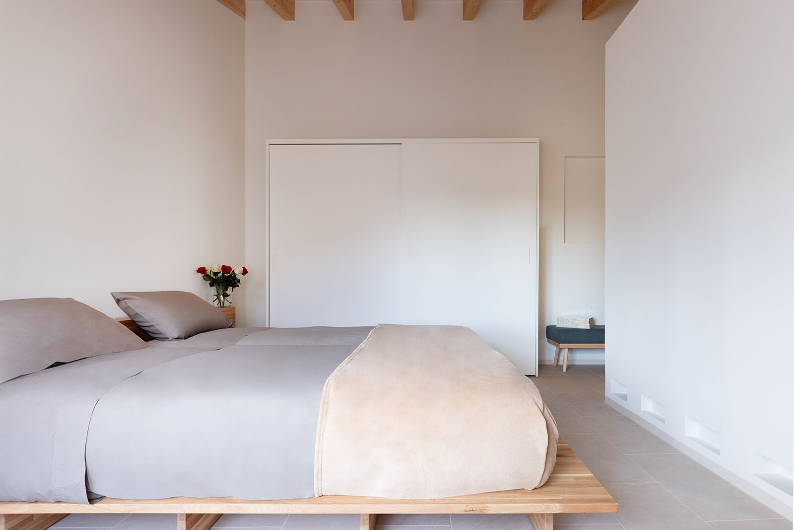 chambre minimaliste avec poutres maison en pierre chambre minimaliste avec poutres maison en pierre