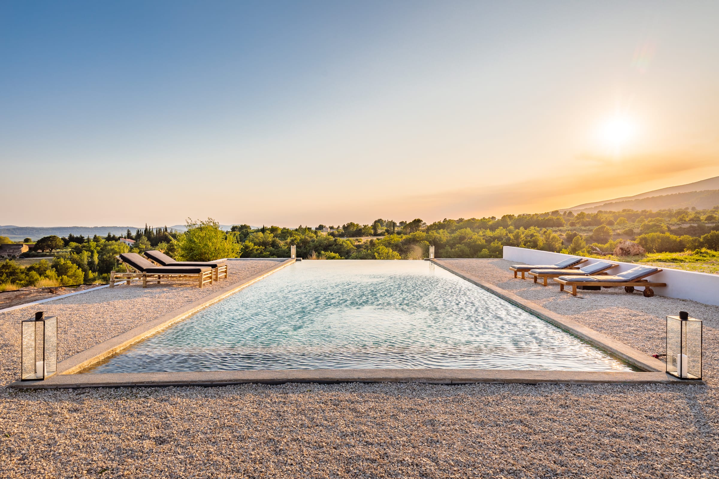 terrasse gravillons avec piscine maison en pierres Provence terrasse gravillons avec piscine maison en pierres Provence