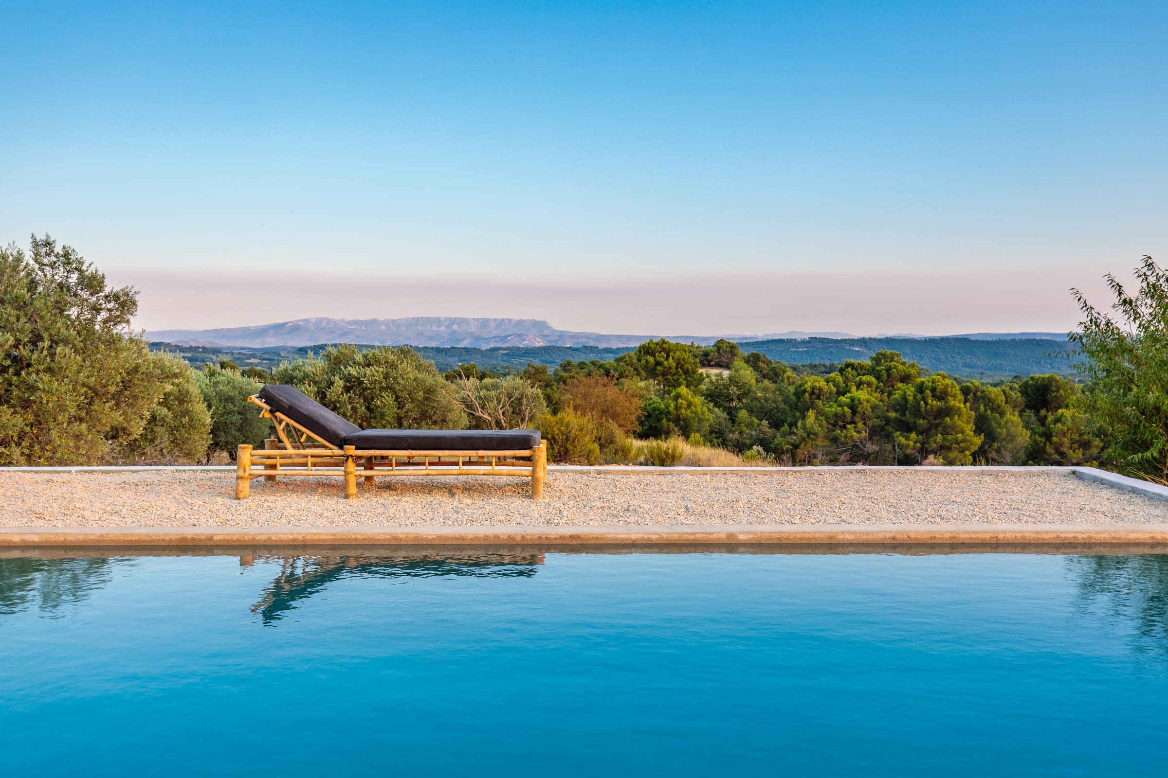 terrasse gravillons avec piscine maison en pierres Provence terrasse gravillons avec piscine maison en pierres Provence