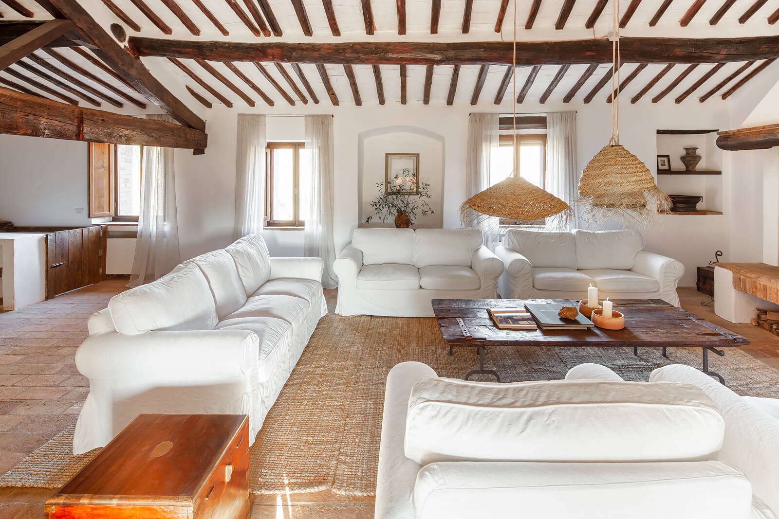 salon maison en pierres du 12e siècle rénovée en Toscane salon maison en pierres du 12e siècle rénovée en Toscane