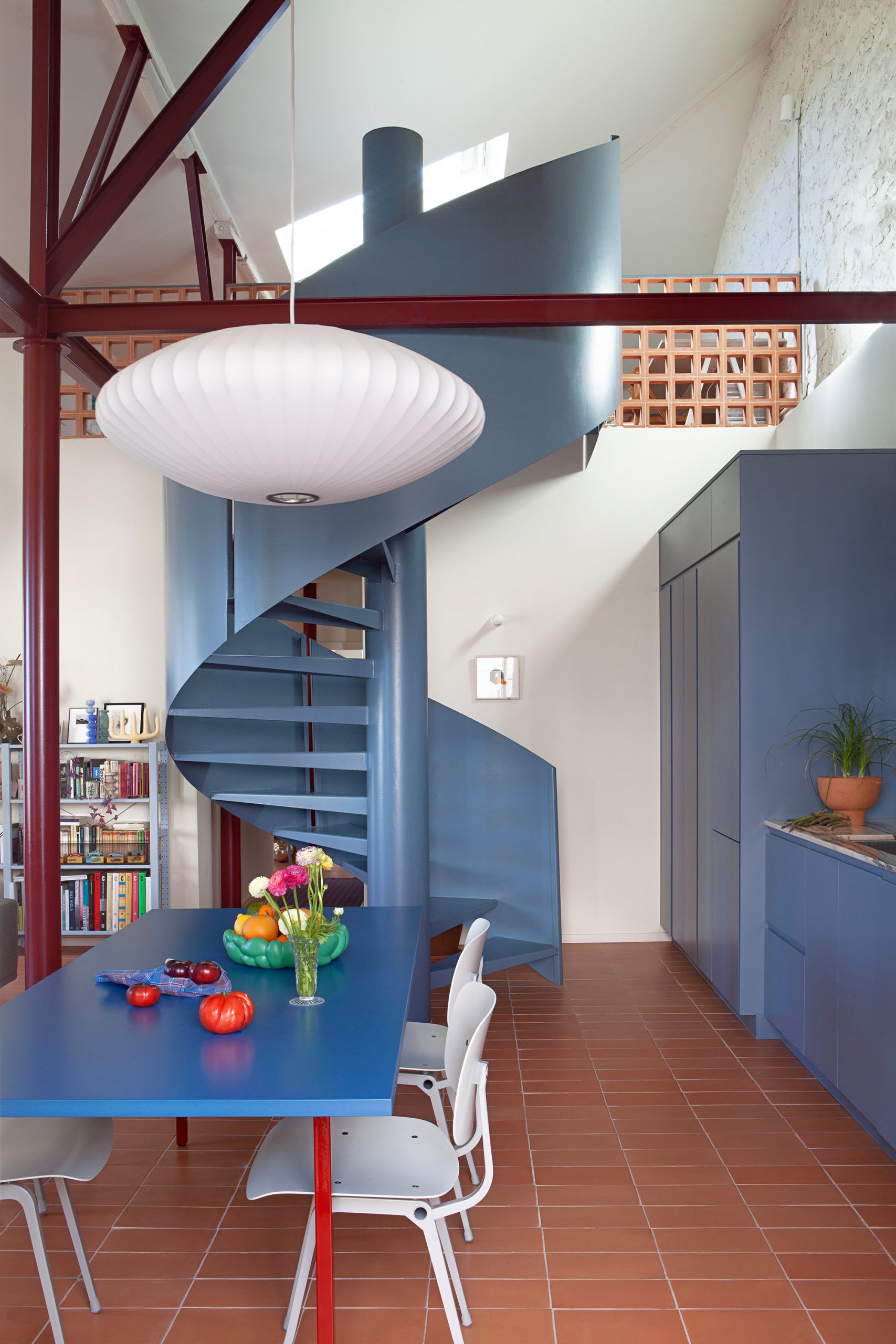 cuisine maison rénové avec escalier design bleu cuisine maison rénové avec escalier design bleu