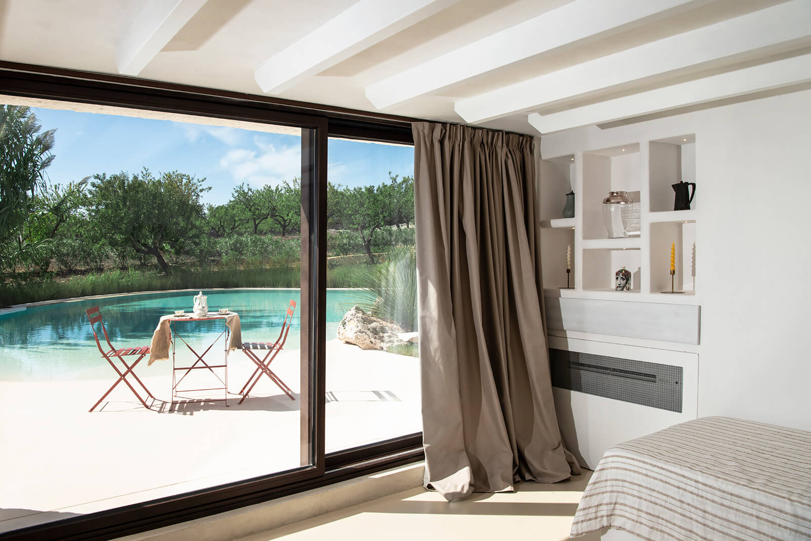 chambre avec baie vitrée maison Pouilles trullo Tenuta Morgana