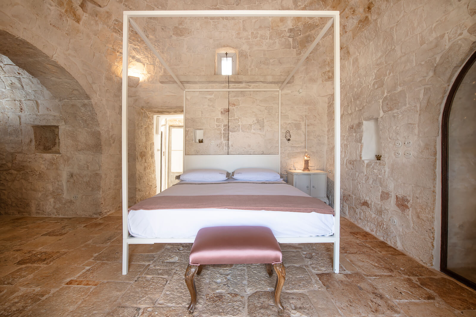 chambre avec lit à baldaquin maison Pouilles trullo Tenuta Morgana