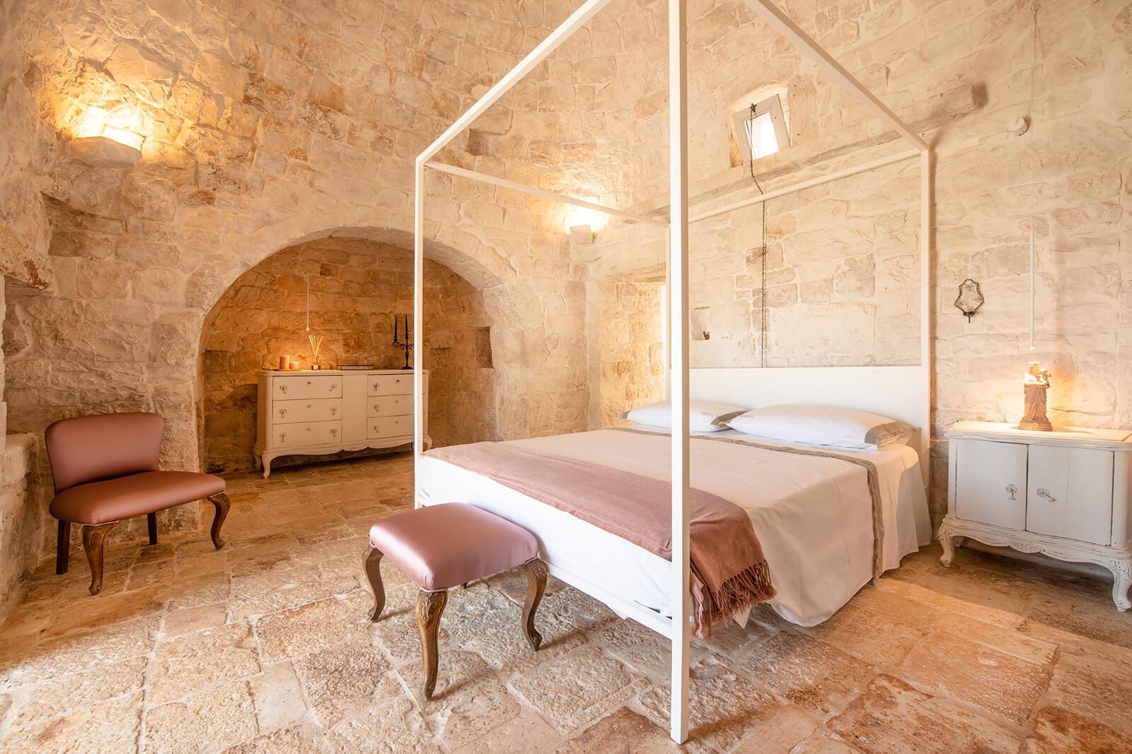 chambre avec lit à baldaquin maison Pouilles trullo Tenuta Morgana
