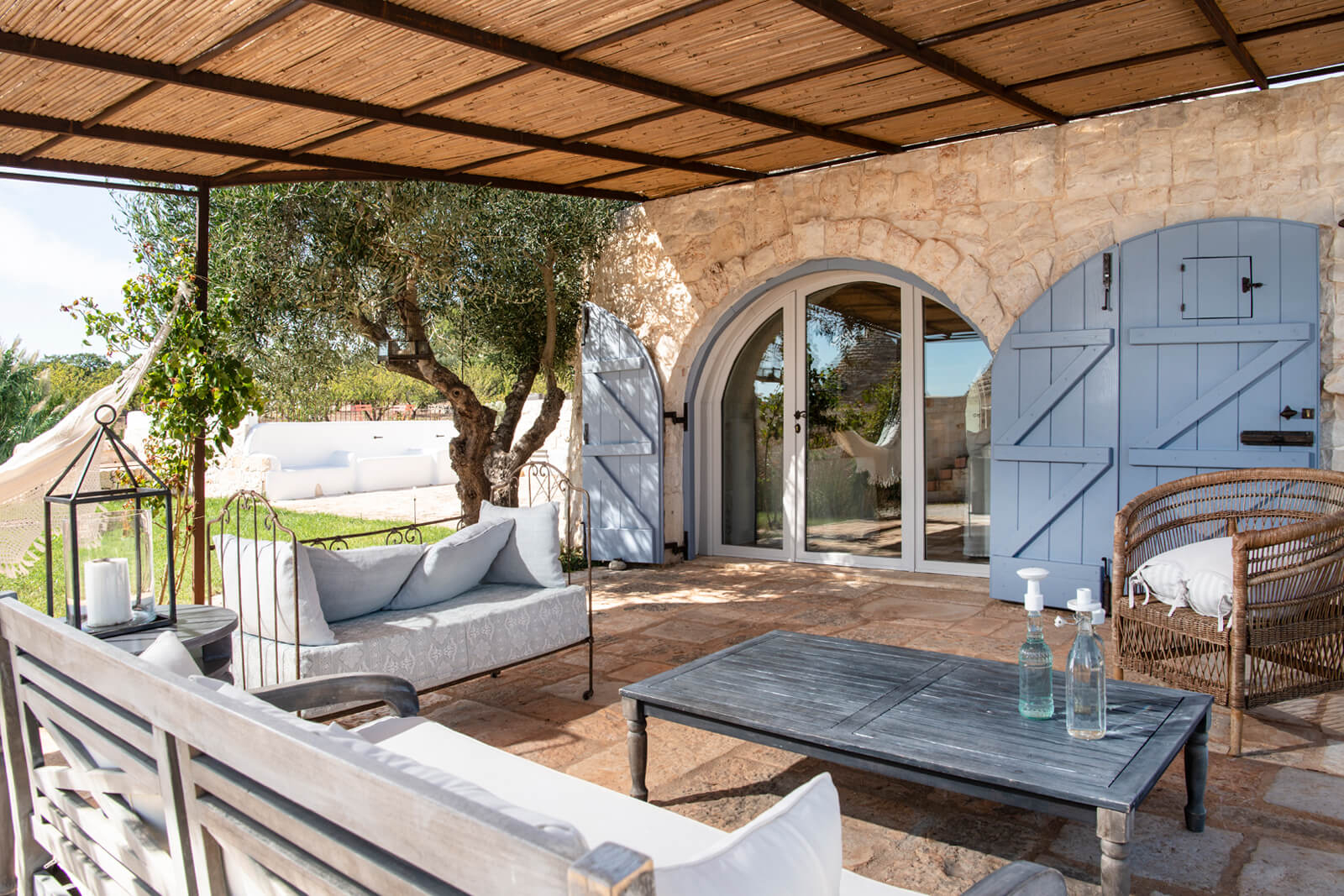 terrasse avec pergola acier et cannisses trullo Tenuta Morgana