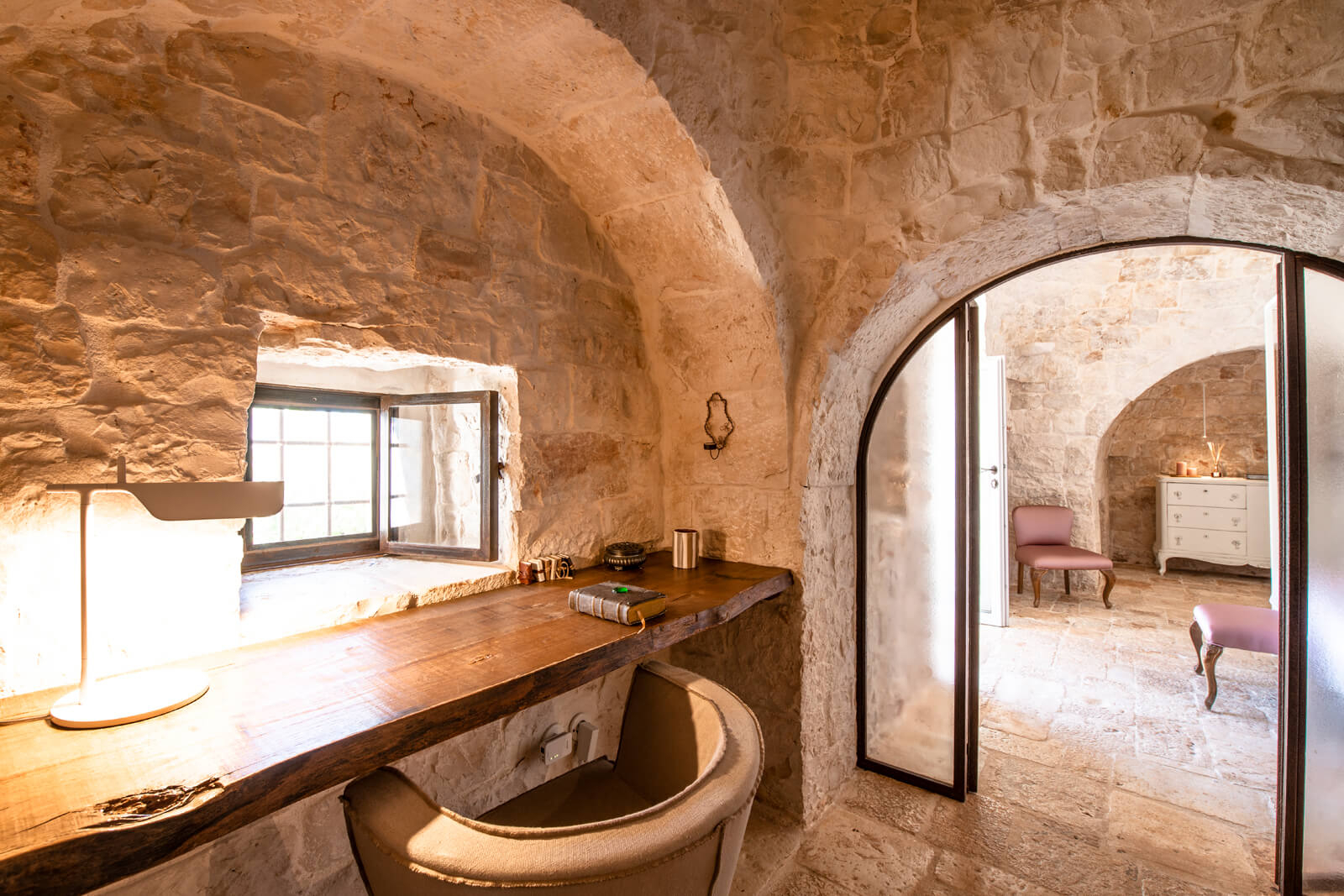 bureau murs de pierres voutés maison Pouilles trullo Tenuta Morgana
