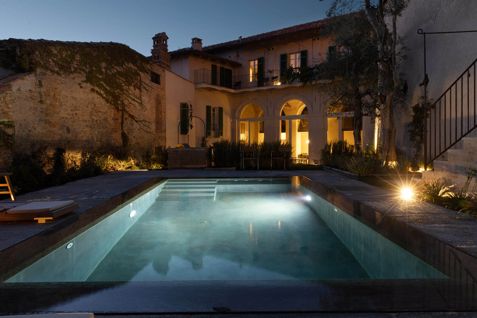 maison rénovée avec piscine vue nuit maison rénovée avec piscine vue nuit