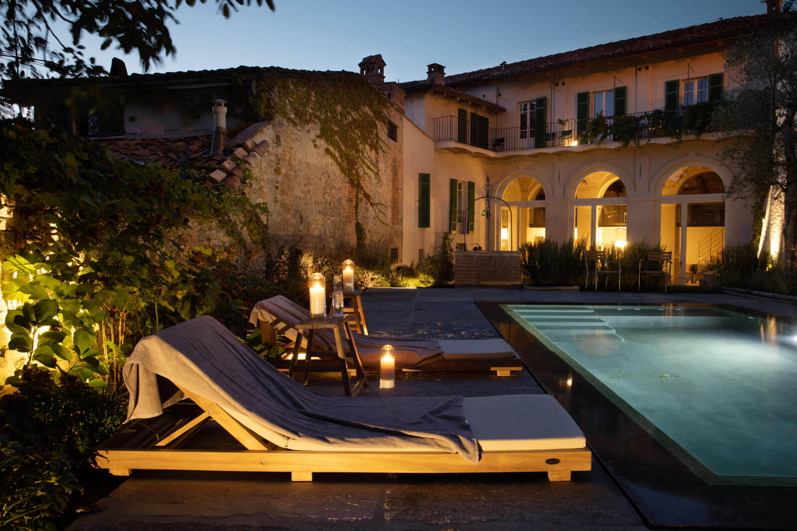 maison rénovée avec piscine vue nuit maison rénovée avec piscine vue nuit