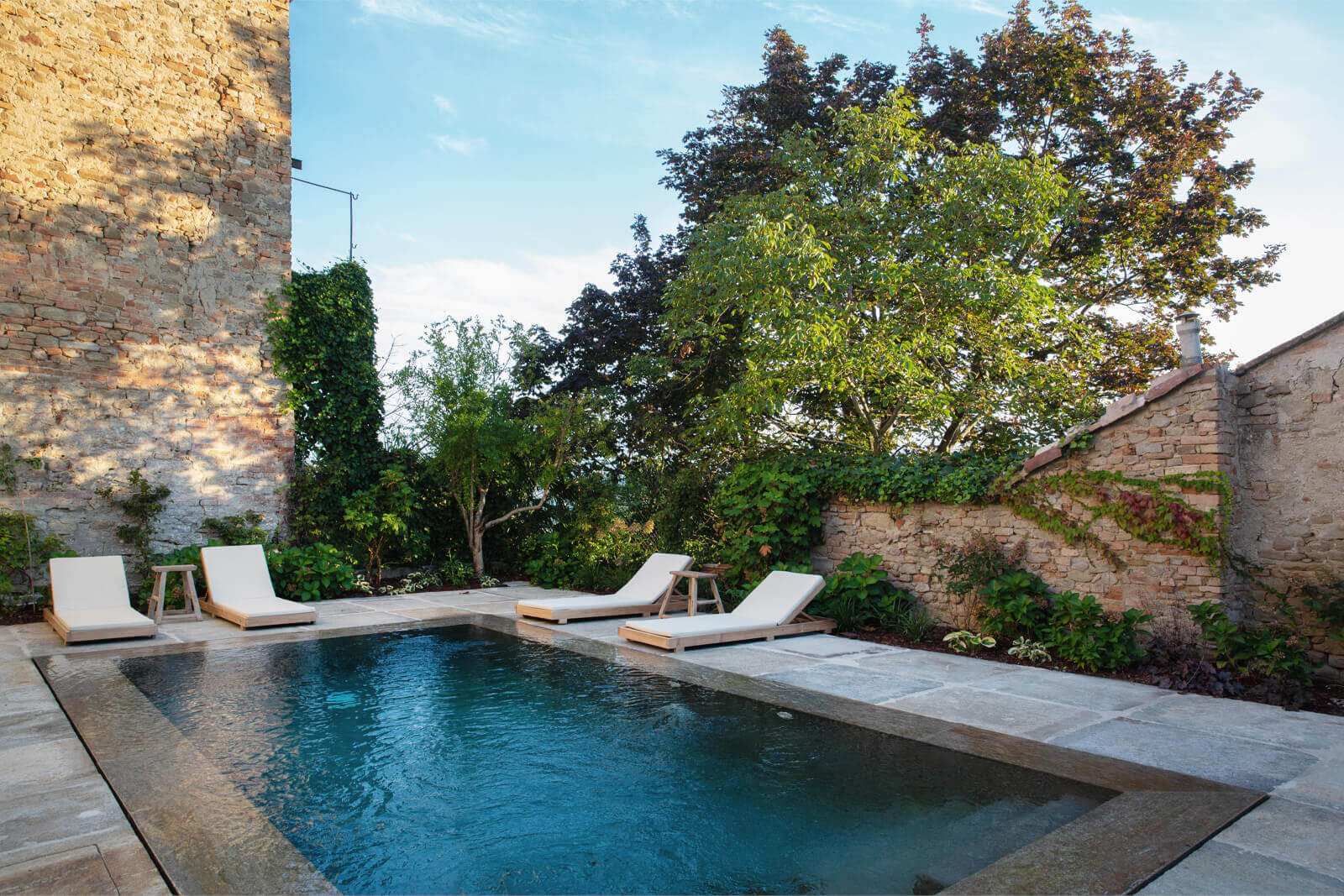 jardin avec piscine et murs de pierres jardin avec piscine et murs de pierres