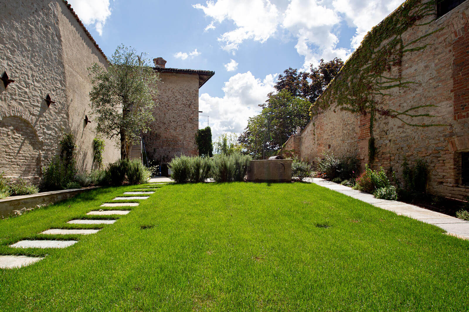 jardin avec murs de pierres maison rénovée jardin avec murs de pierres maison rénovée