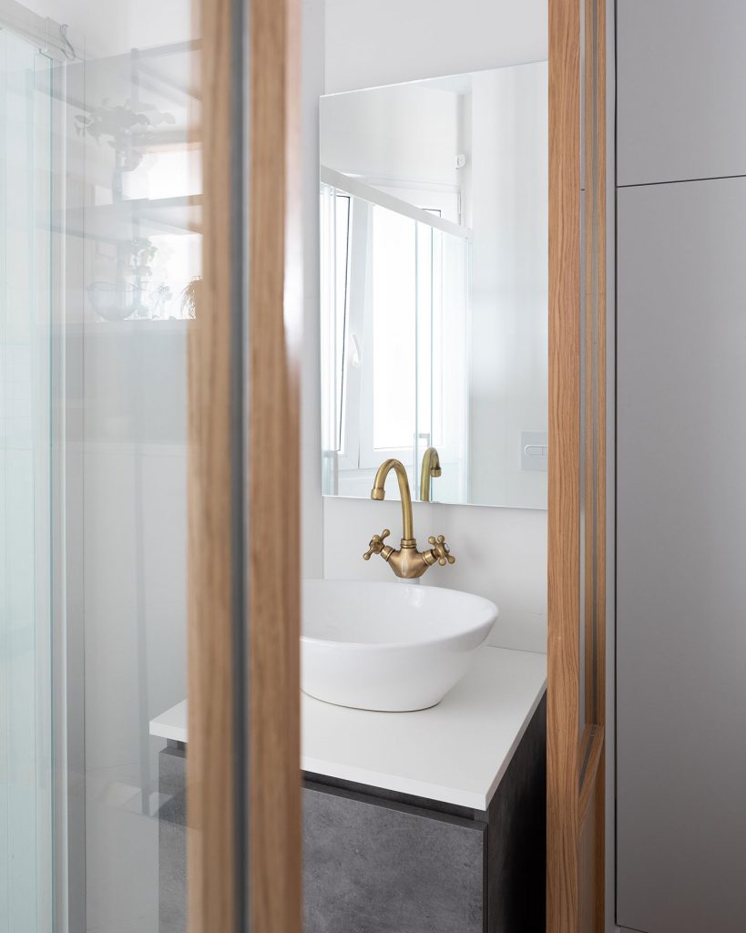 salle de bain avec verrière