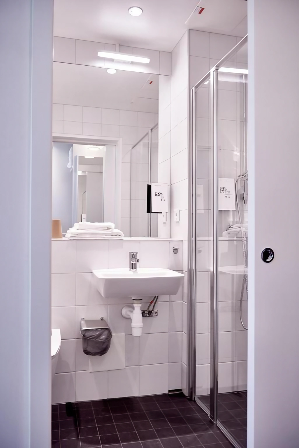 salle de bain blanche