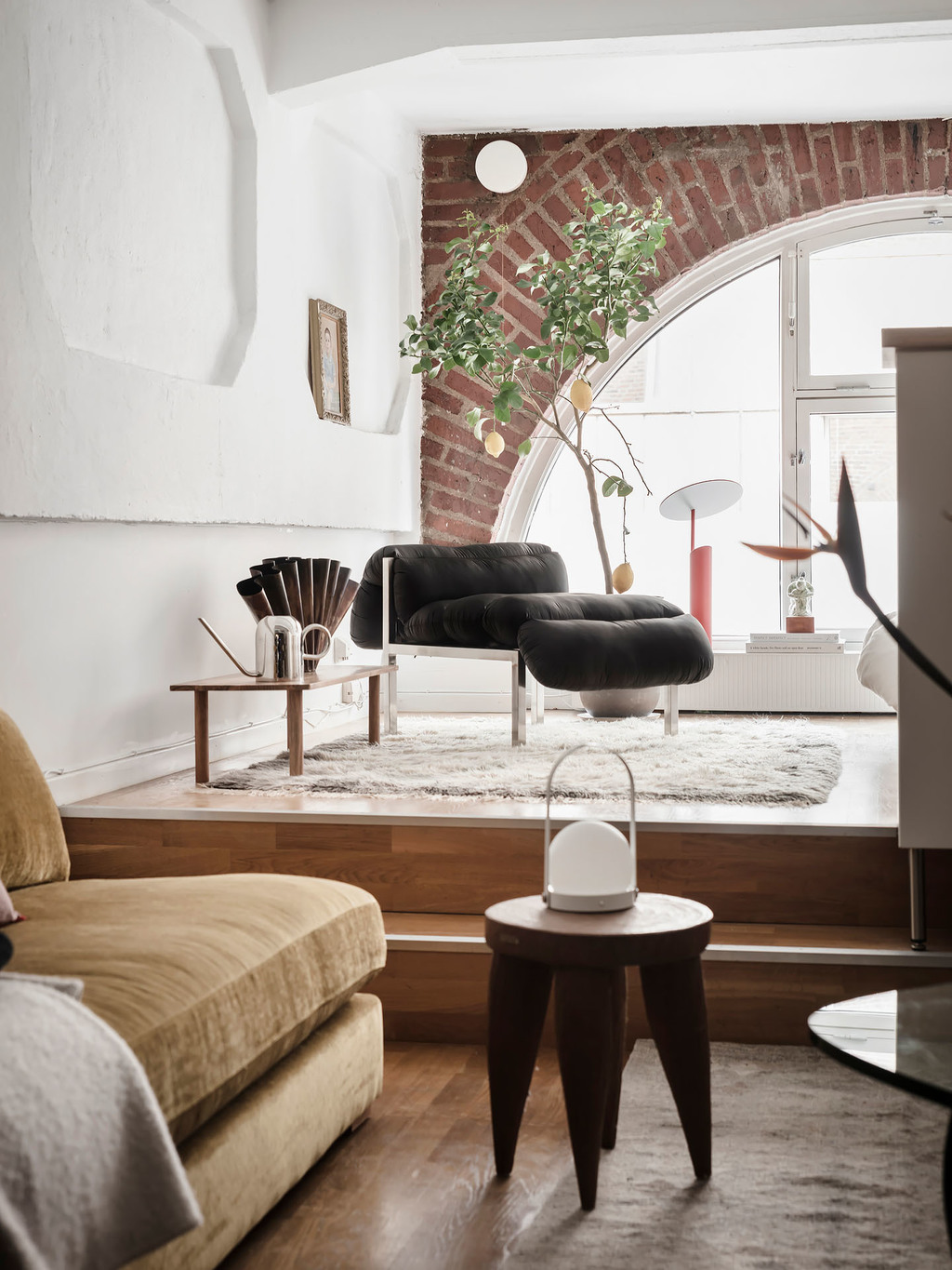 salon avec fenêtre en arche appartement 45m2 décoration scandinave