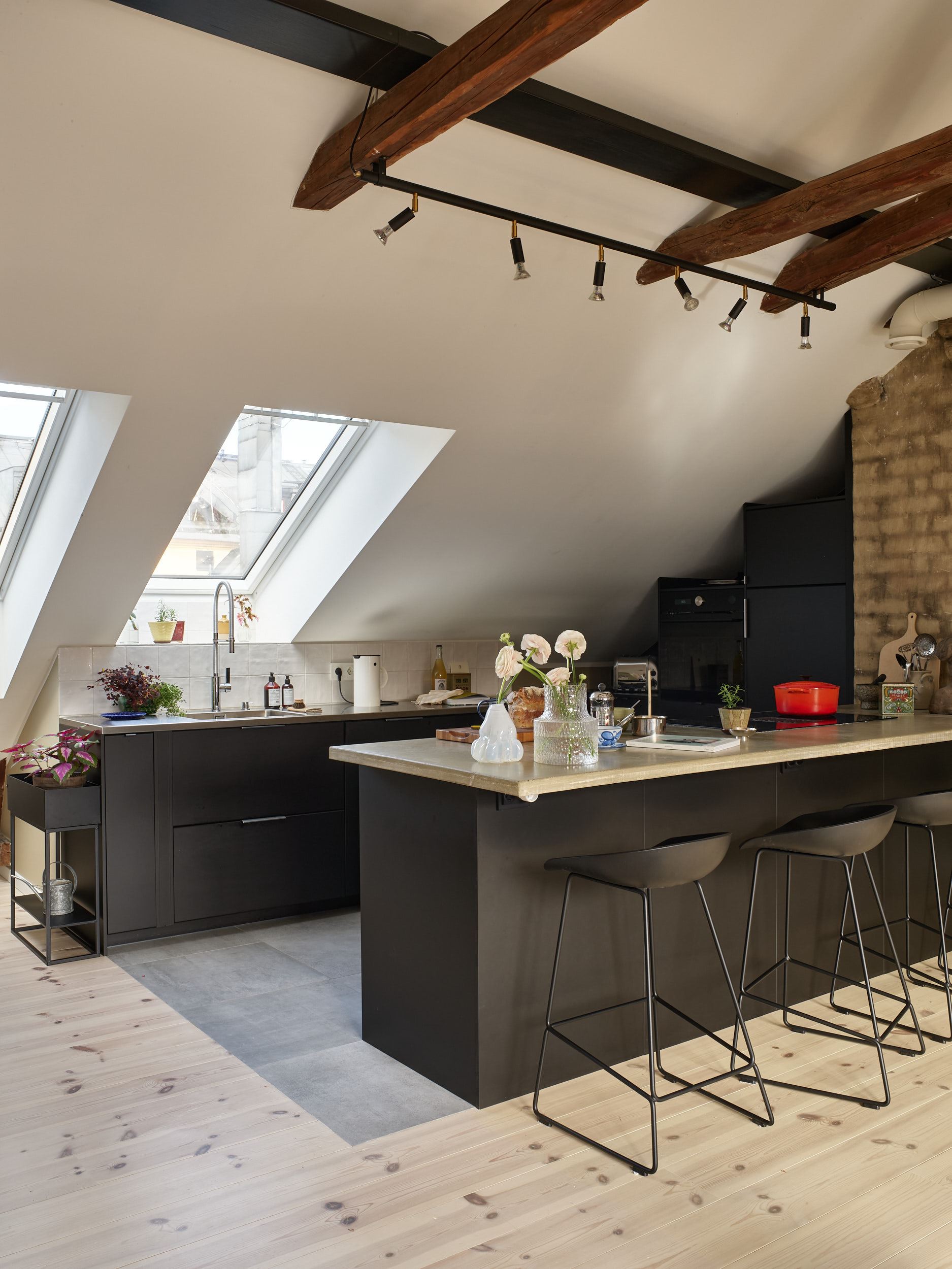 cuisine design avec poutres appartement sous les toits décoration scandinave cuisine design avec poutres appartement sous les toits décoration scandinave