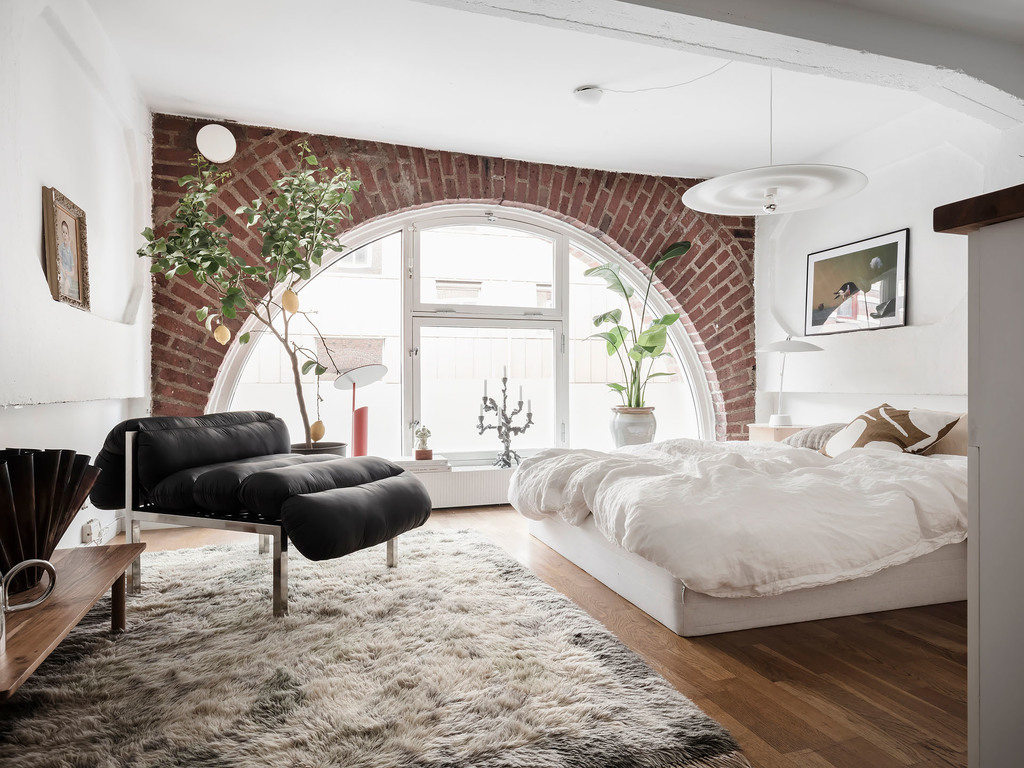chambre avec fenêtre en arche