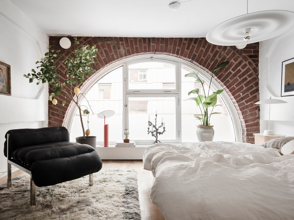 chambre avec fenêtre en arche