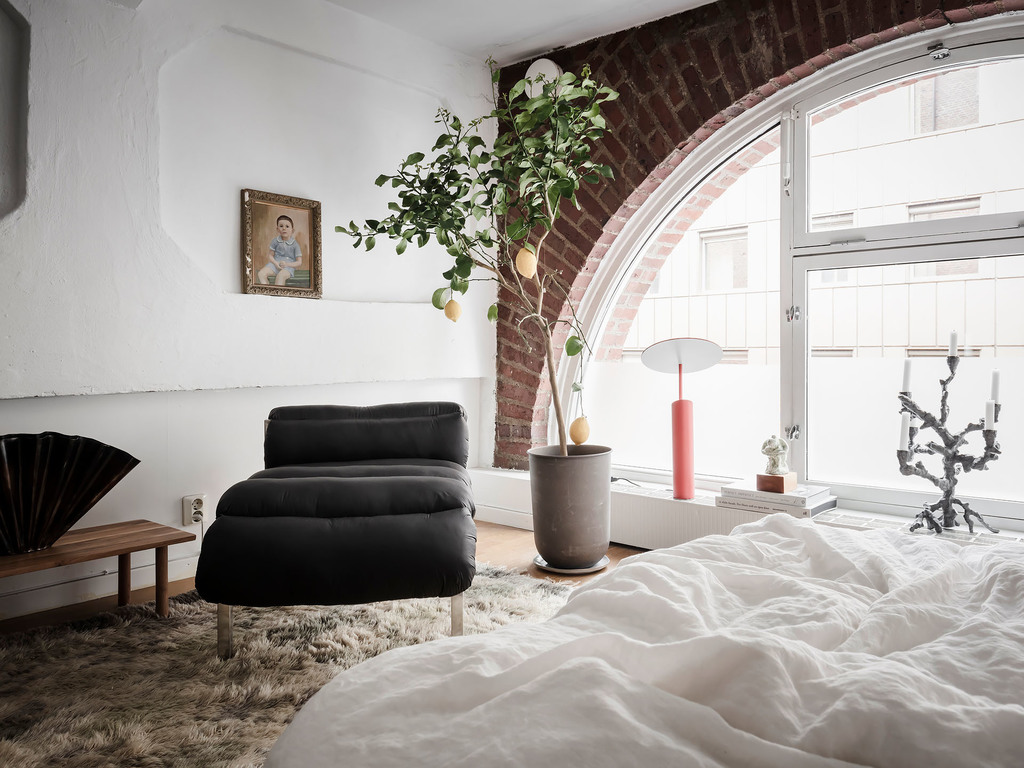 chambre avec fenêtre en arche