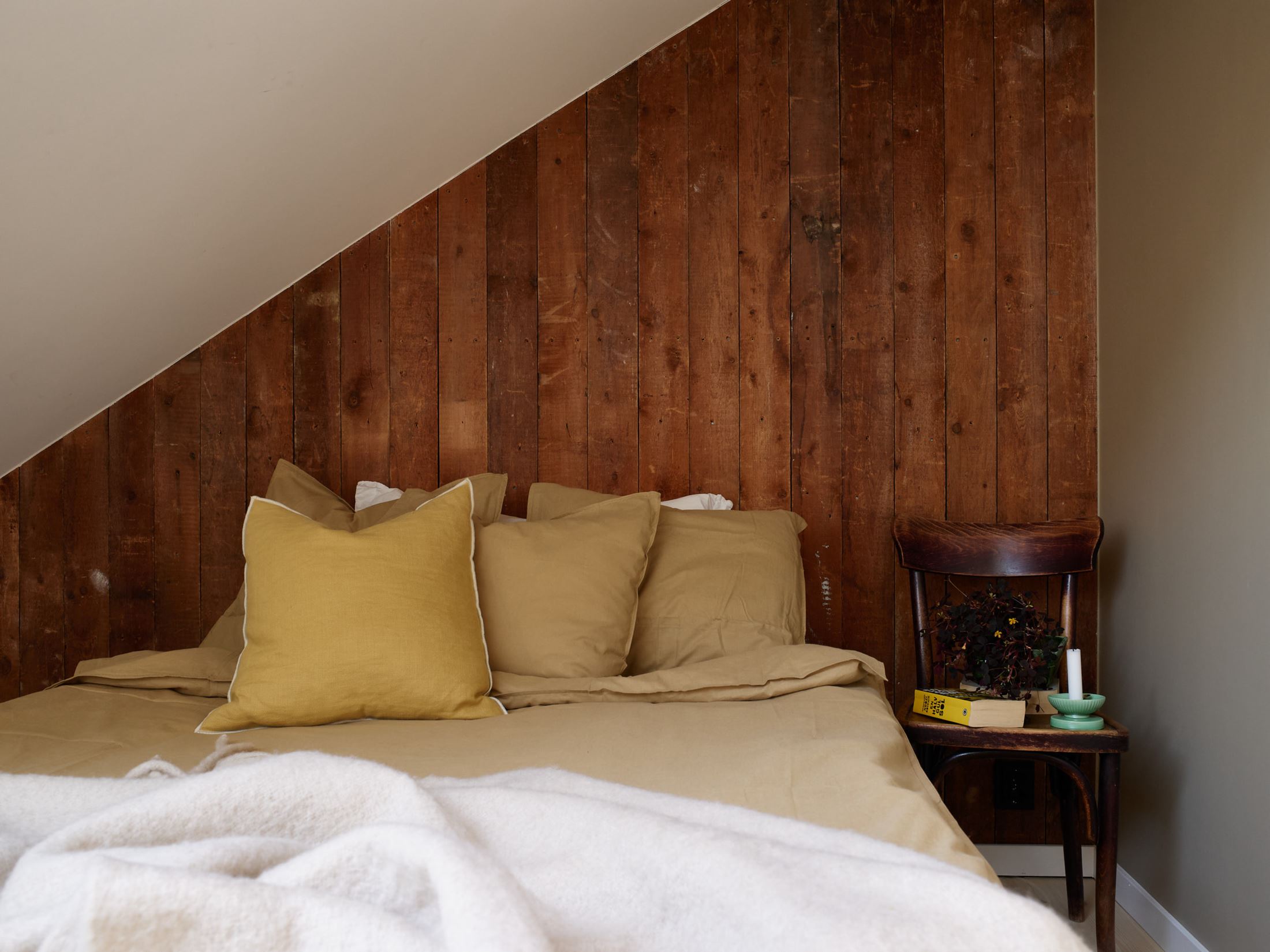 chambre mansardée avec mur en bois chambre mansardée avec mur en bois
