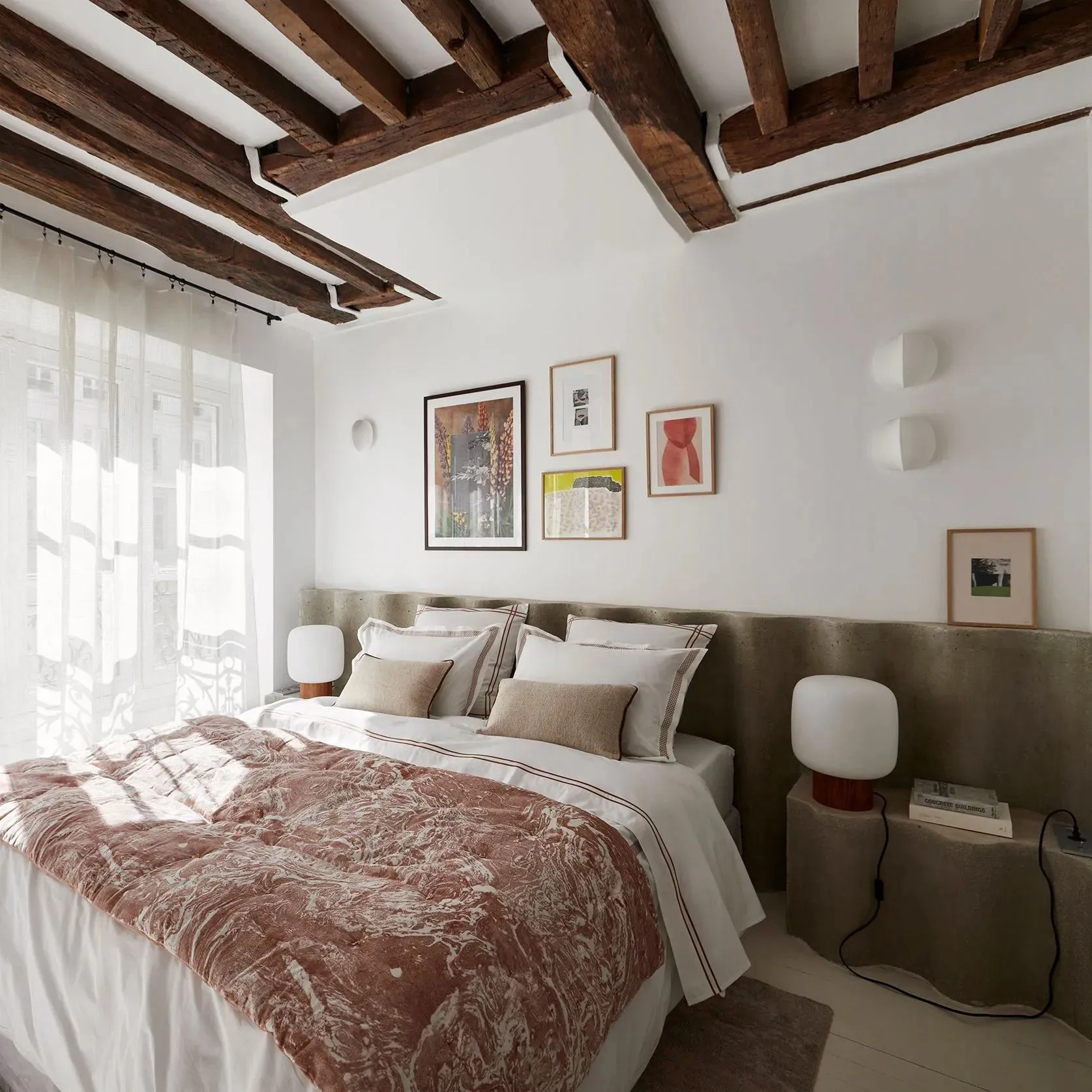 chambre avec poutres décoration AM PM tableaux Miracolo