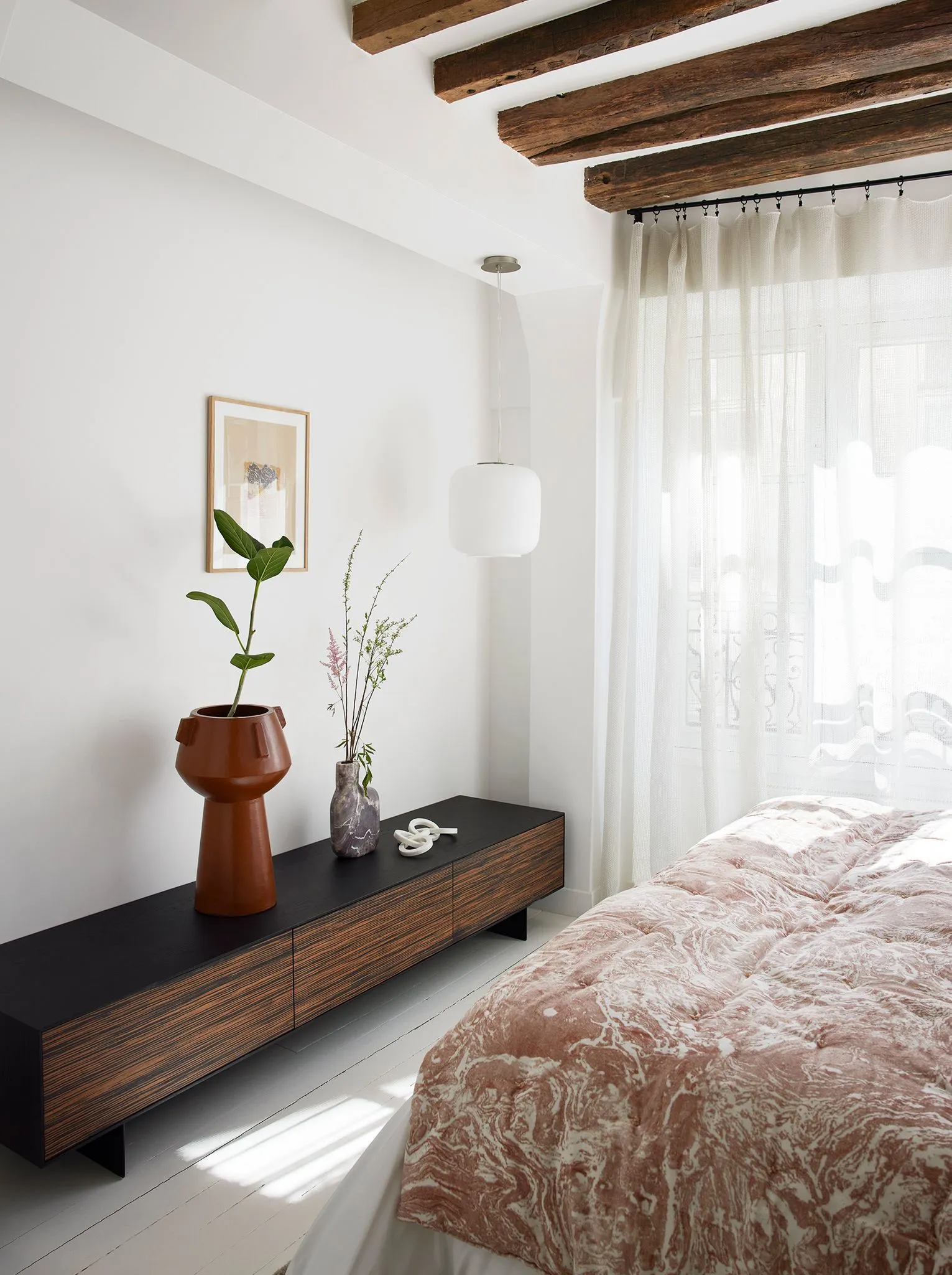 chambre avec poutres mobilier AM PM tableaux Miracolo