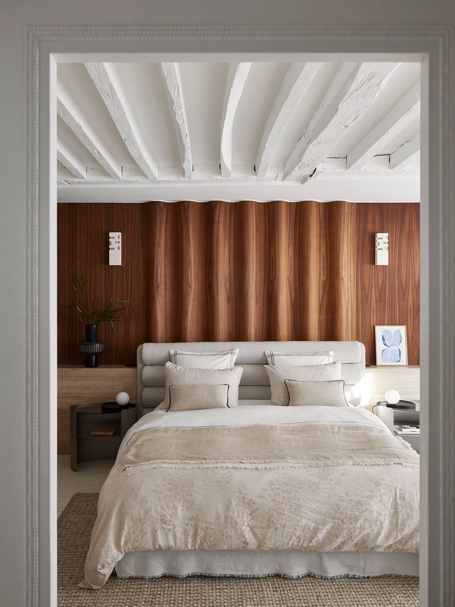 chambre avec poutres blanches et mur bois ondulé