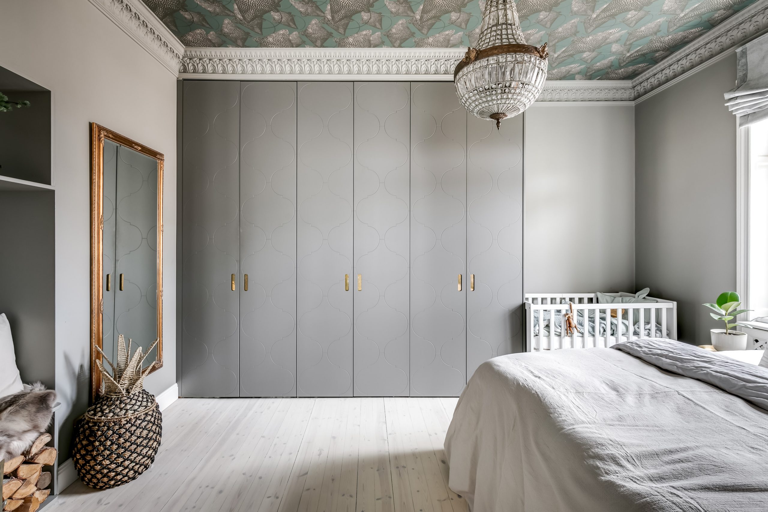 chambre avec papier-peint au plafond