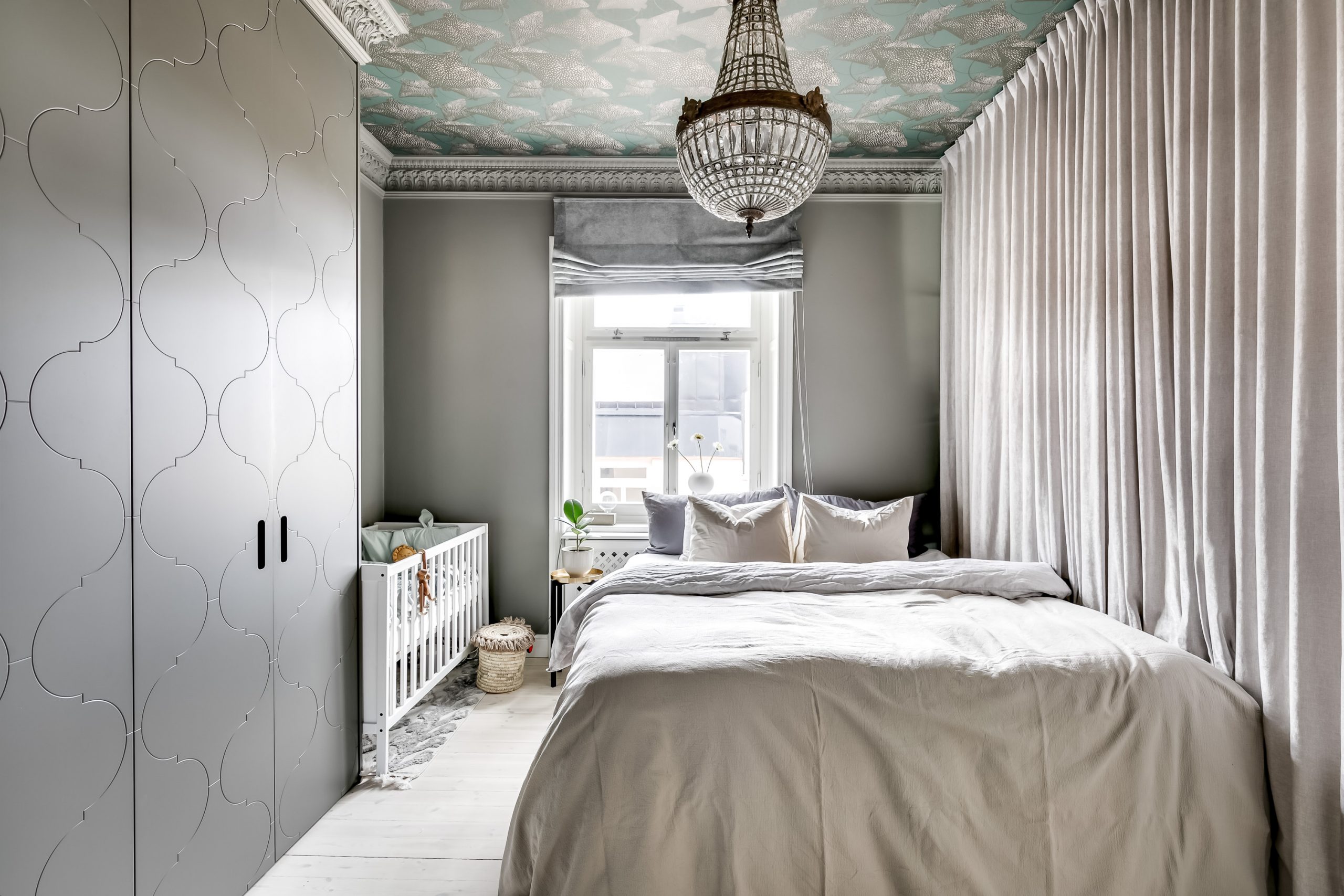 chambre avec papier-peint au plafond décoration scandinave