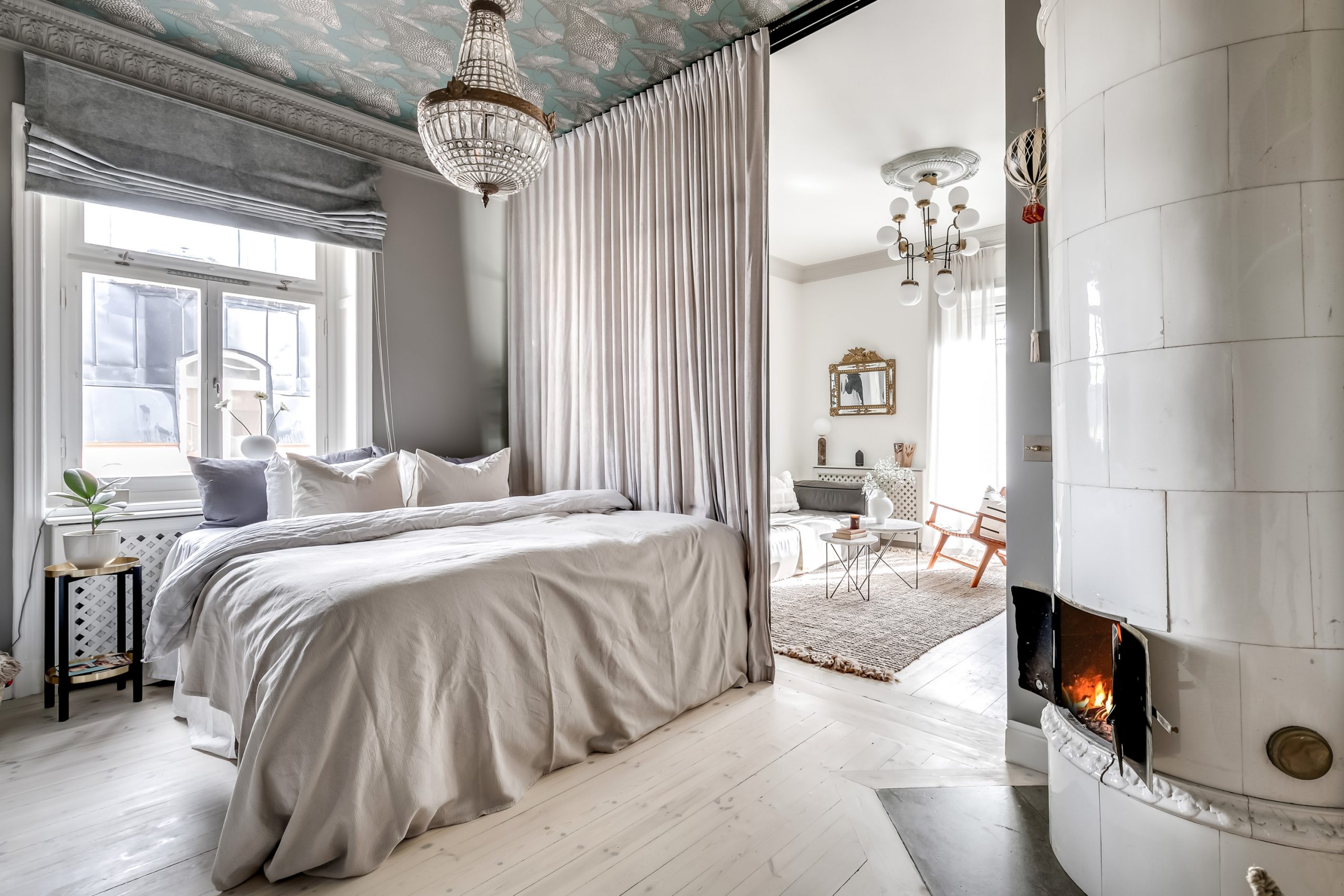 chambre avec papier-peint au plafond décoration scandinave
