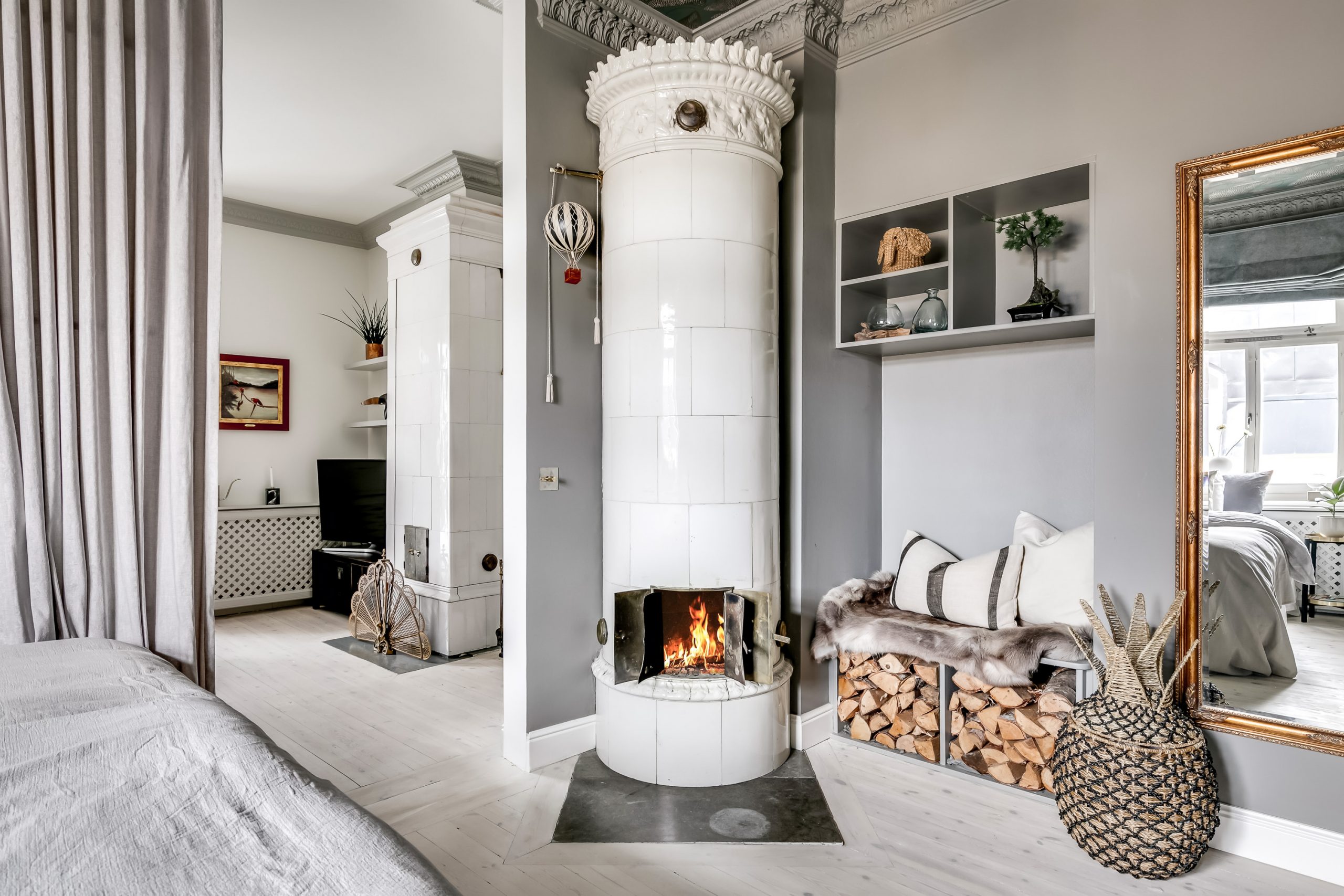 chambre avec papier-peint au plafond décoration scandinave