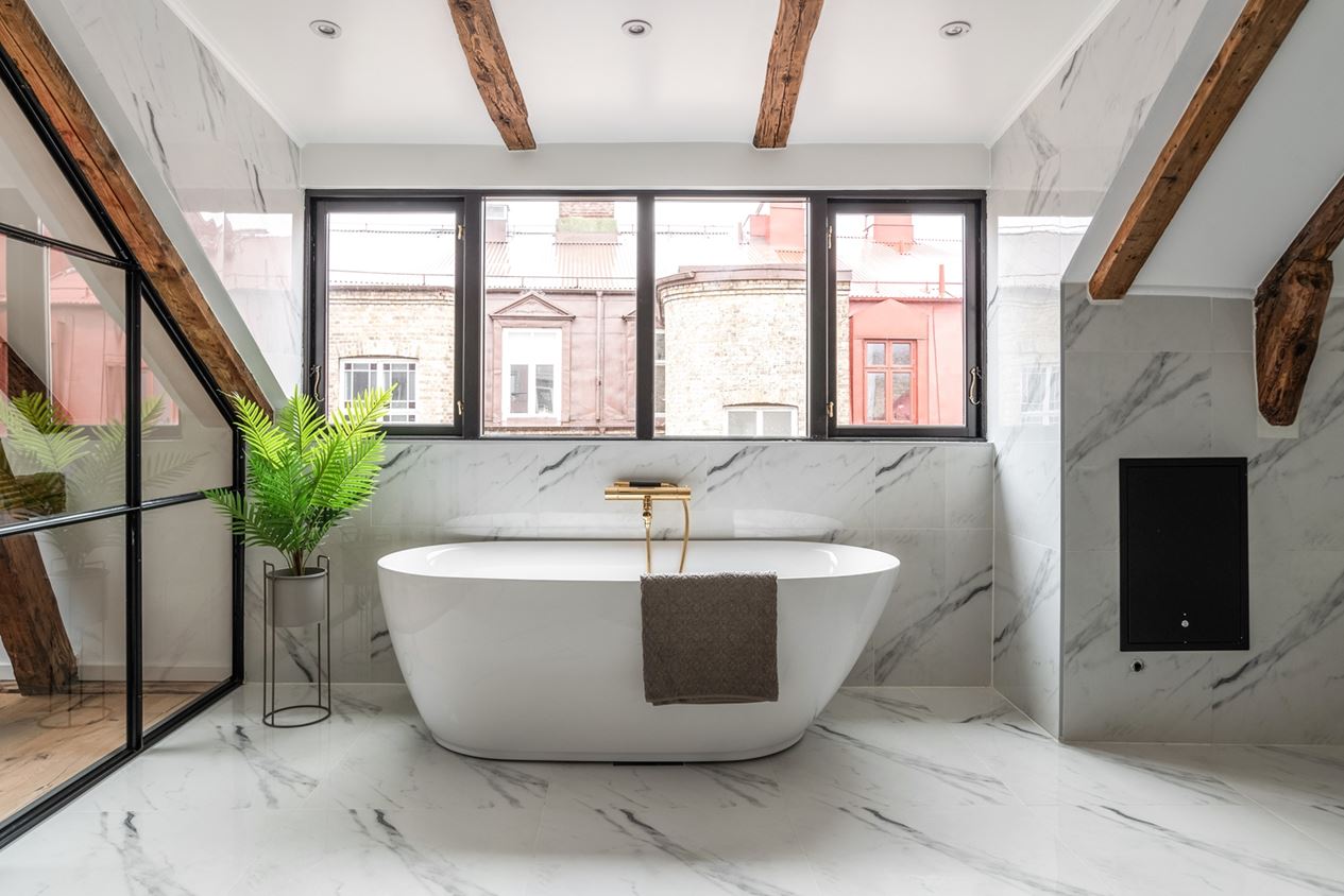 salle de bain marbre blanc et poutres salle de bain marbre blanc et poutres