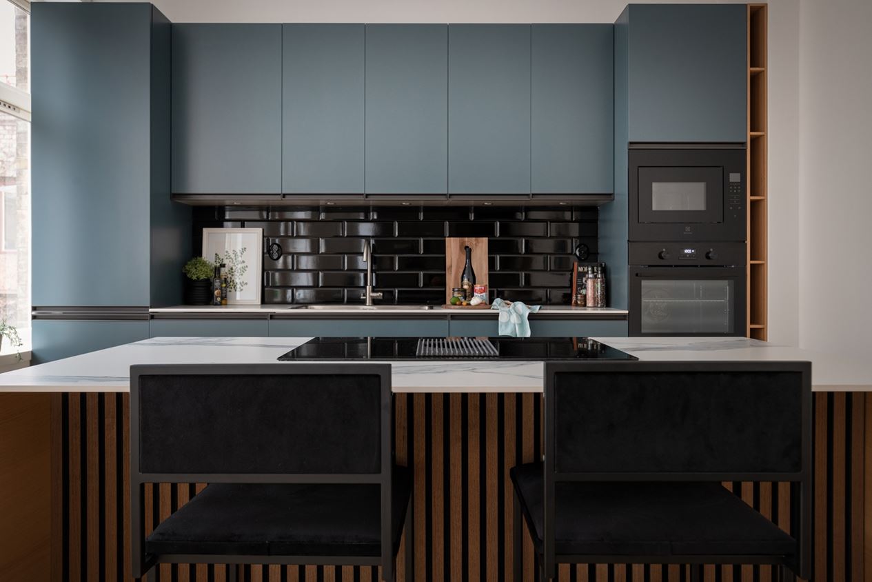 cuisine ouverte bleue avec îlot bois cuisine ouverte bleue avec îlot bois